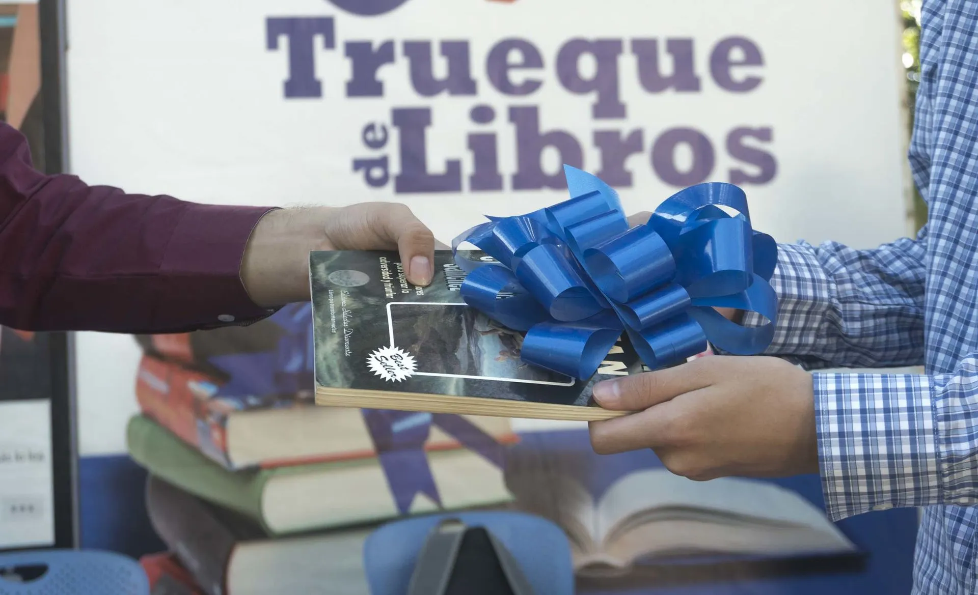 En el aniversario de la ciudad de Culiacán, se ha estado proponiendo desde los últimos años el fomentar la cultura a través de regalar un libro, un evento que intenta involucrar a todos los ciudadanos con el fin de difundir el habito de leer.