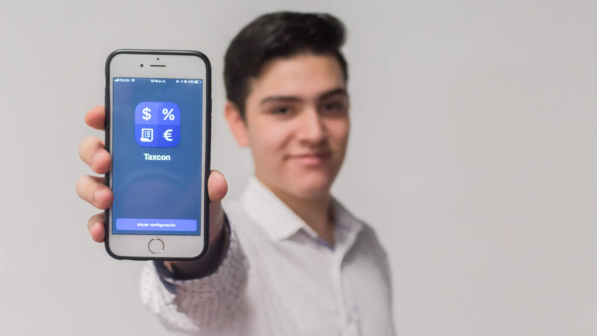 Erick mostando su app