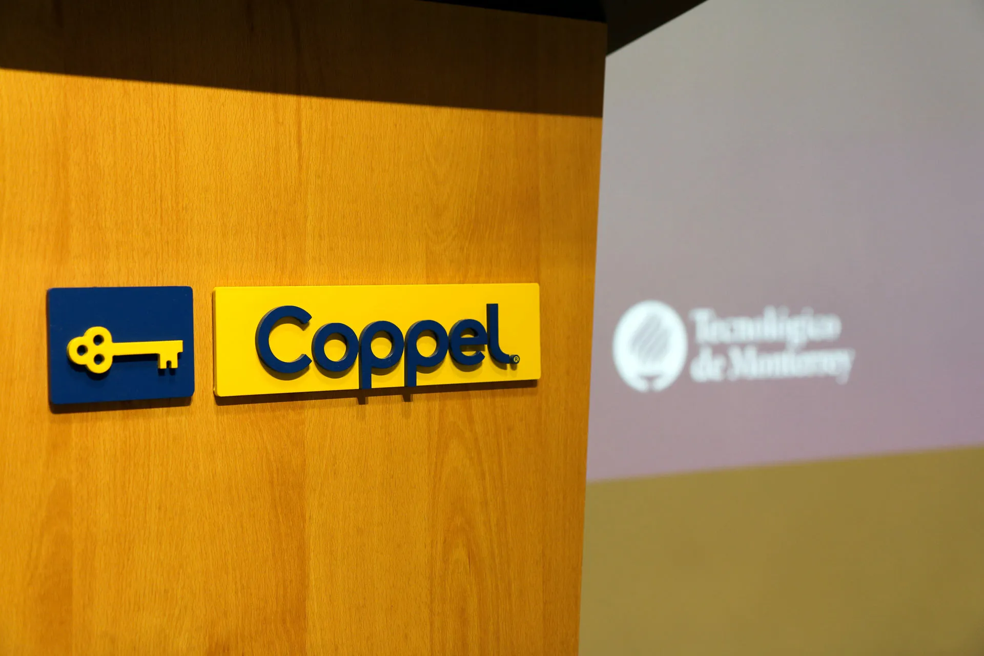 Logo de Coppel y Tec de Monterrey