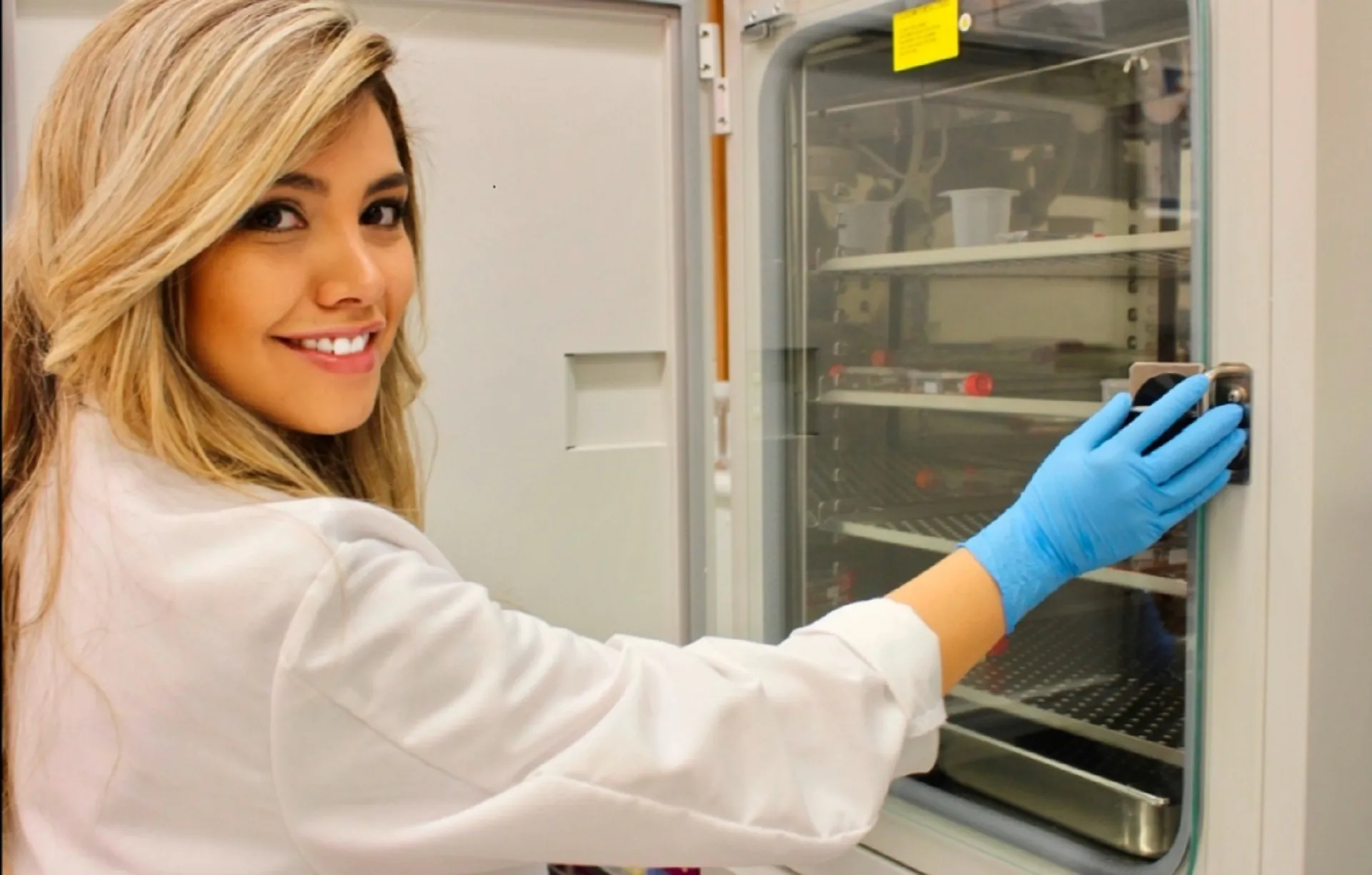 Julia trabaja dentro de la incubadora del Parque Orión