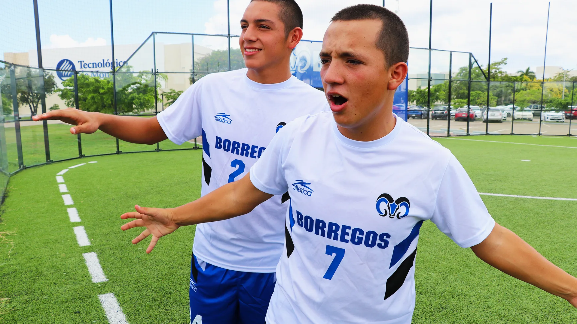 Foto de Ángel Guevara y Edgar Castellanos celebrando