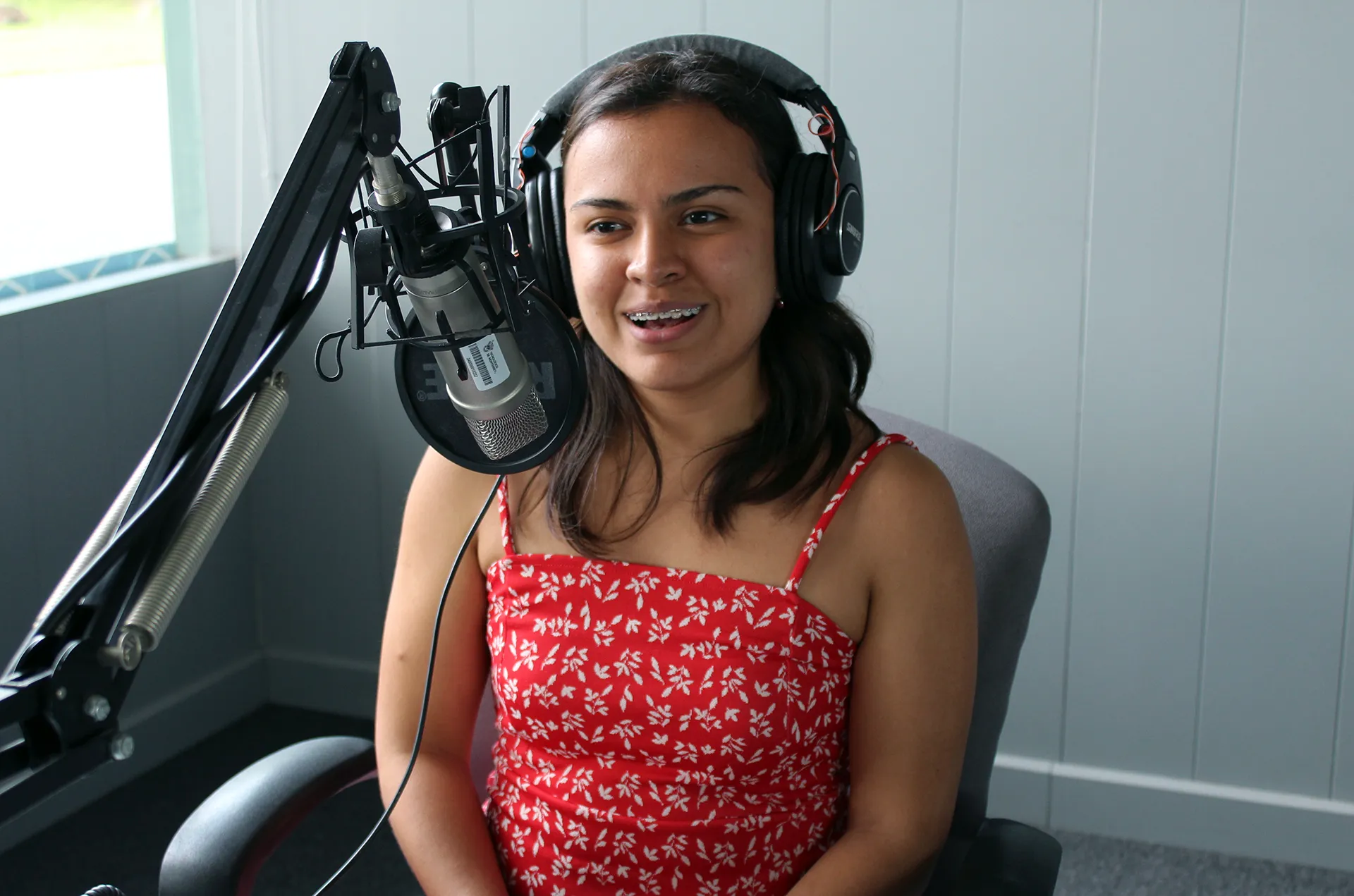 Paulina Aranda, alumna de la PrepaTec Cuernavaca, hace doblaje