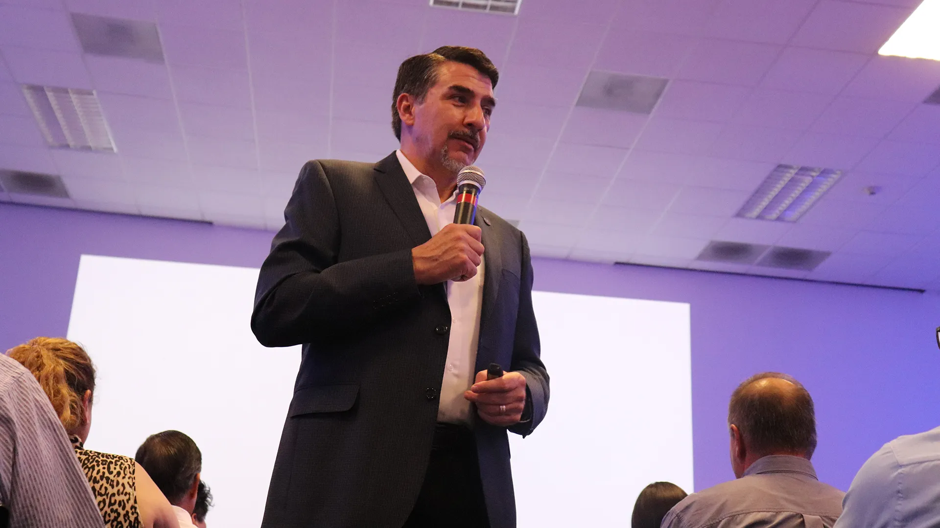 Paulino Bernot dando conferencia