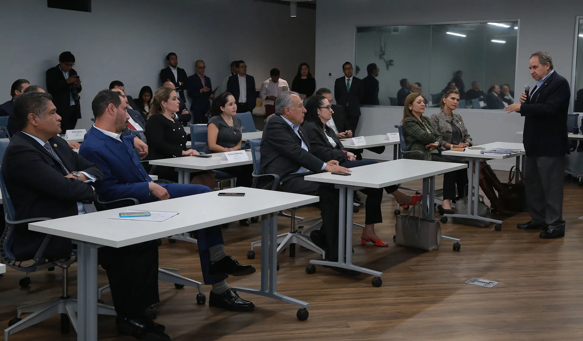 Salvador Alva con legisladores