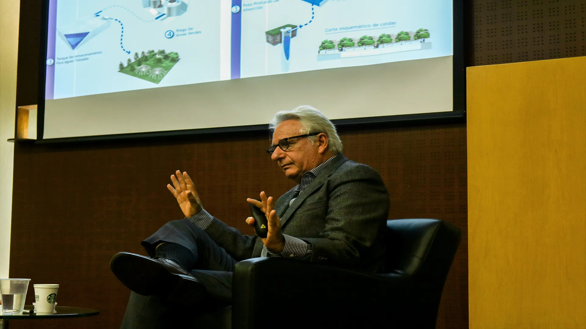 arquitecto ofreciendo charla