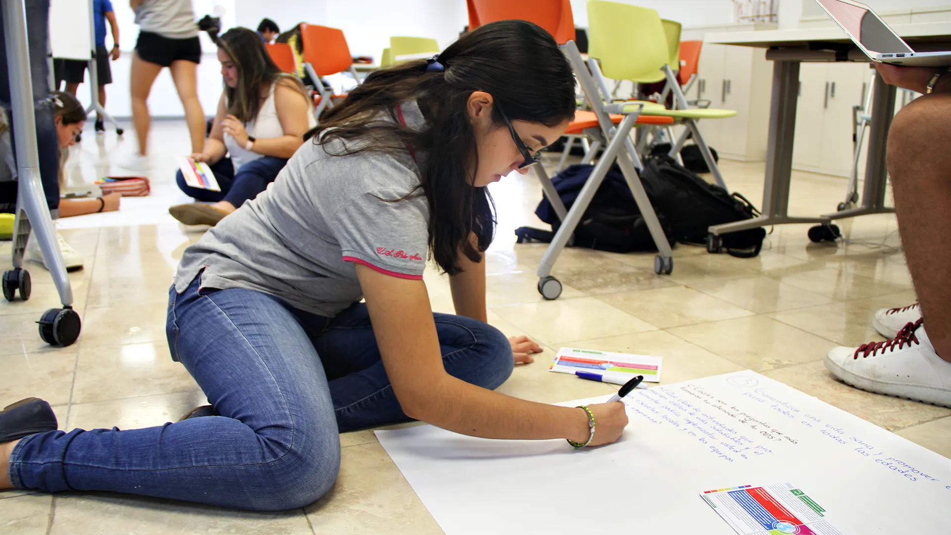 Alumna del Tecnológico de Monterrey campus Tampico trabajando durante la Semana Tec