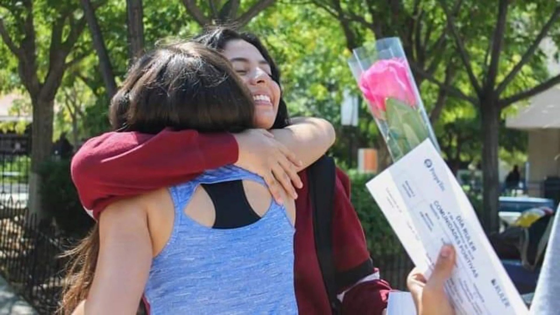 Abrazos gratis entre dos niñas en Día RULER