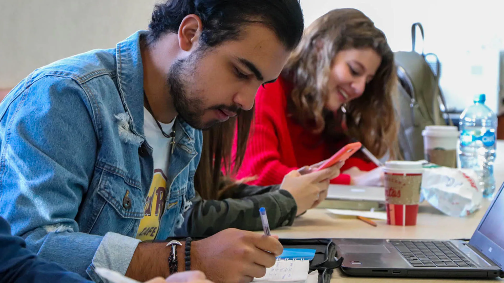 Retos reales, aprendizajes reales: alumnos colaboran con empresarios