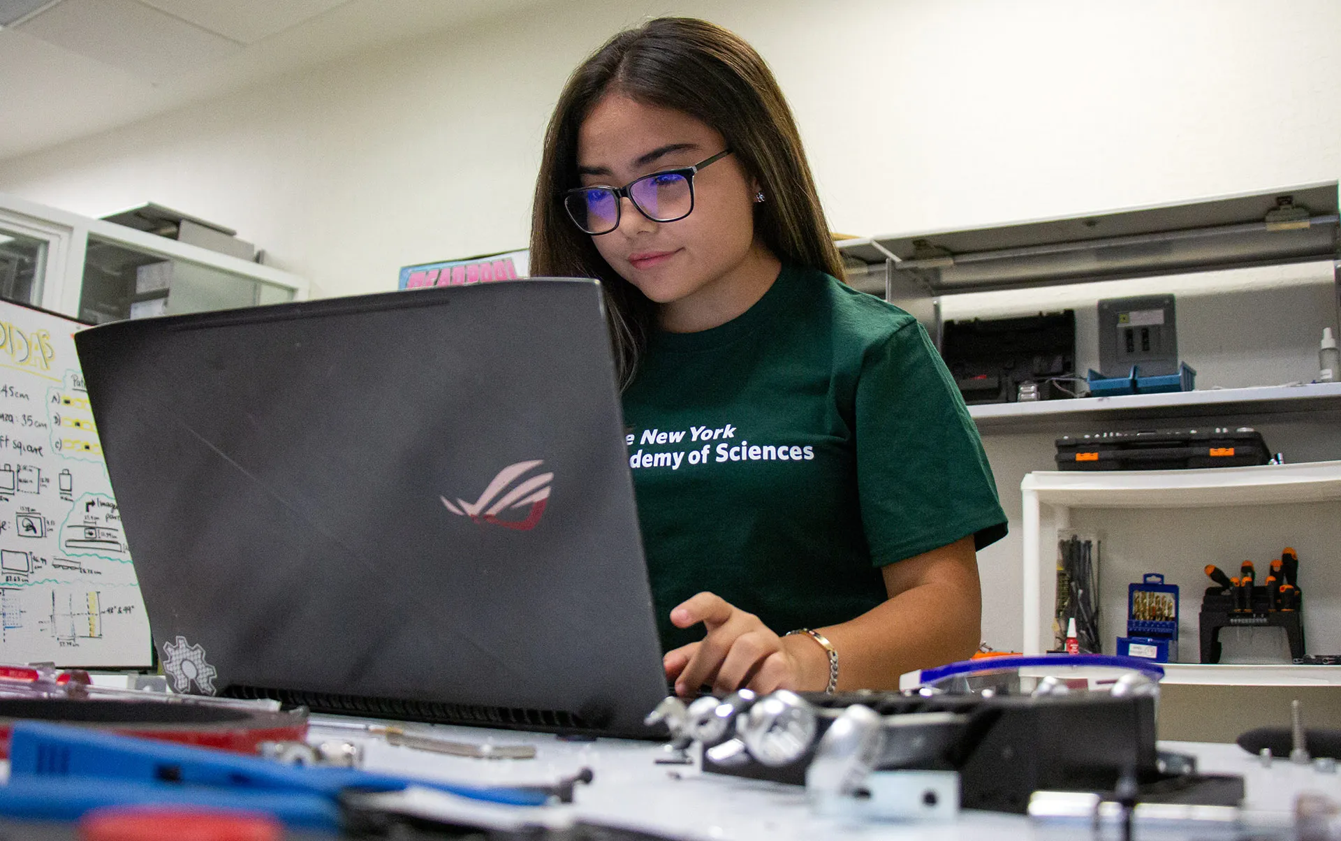 Annie Bonavides gana concurso de La Academia de Ciencias de Nueva York