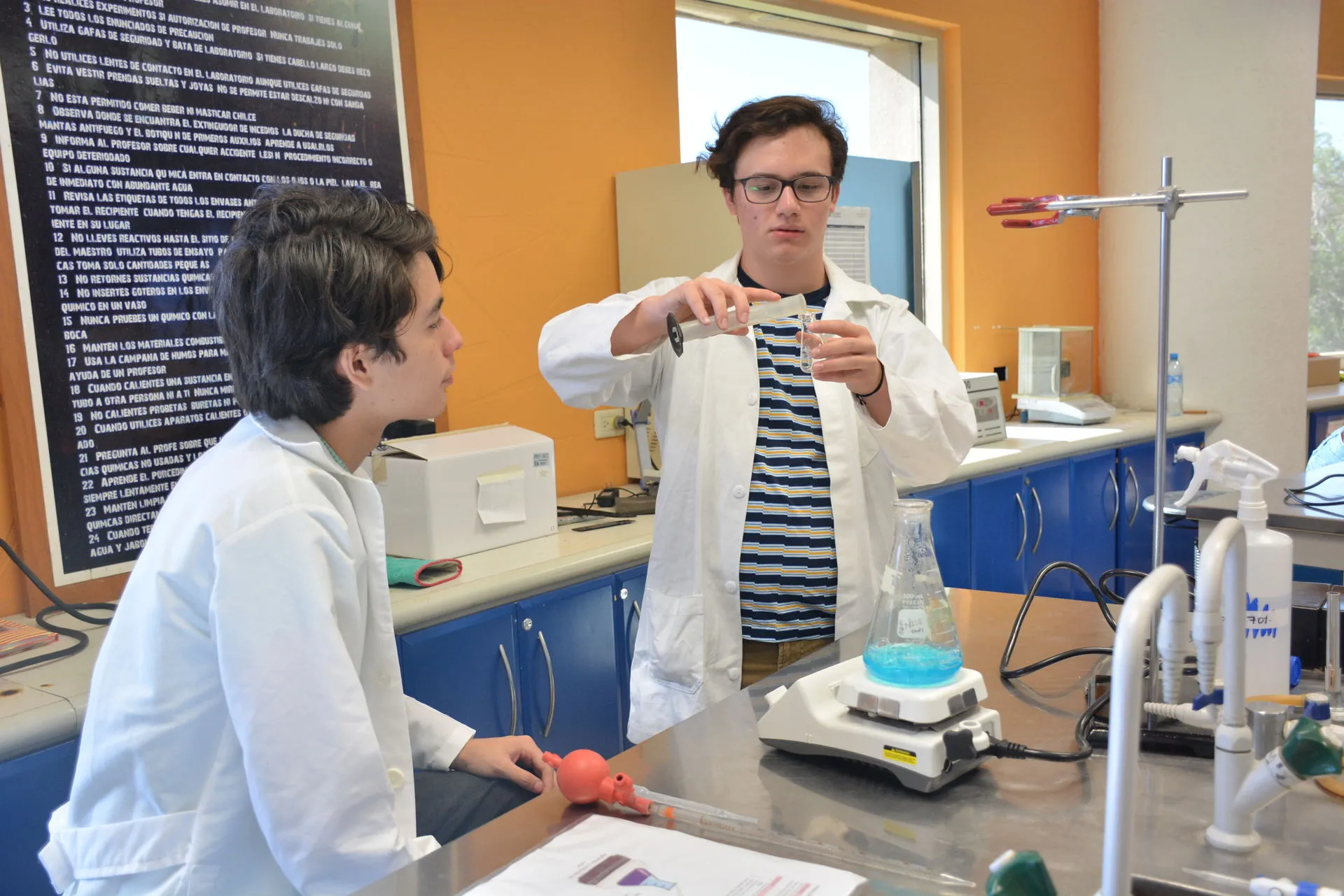 Alumnos del tópico de Jurassic Lab experimentando en el laboratorio.