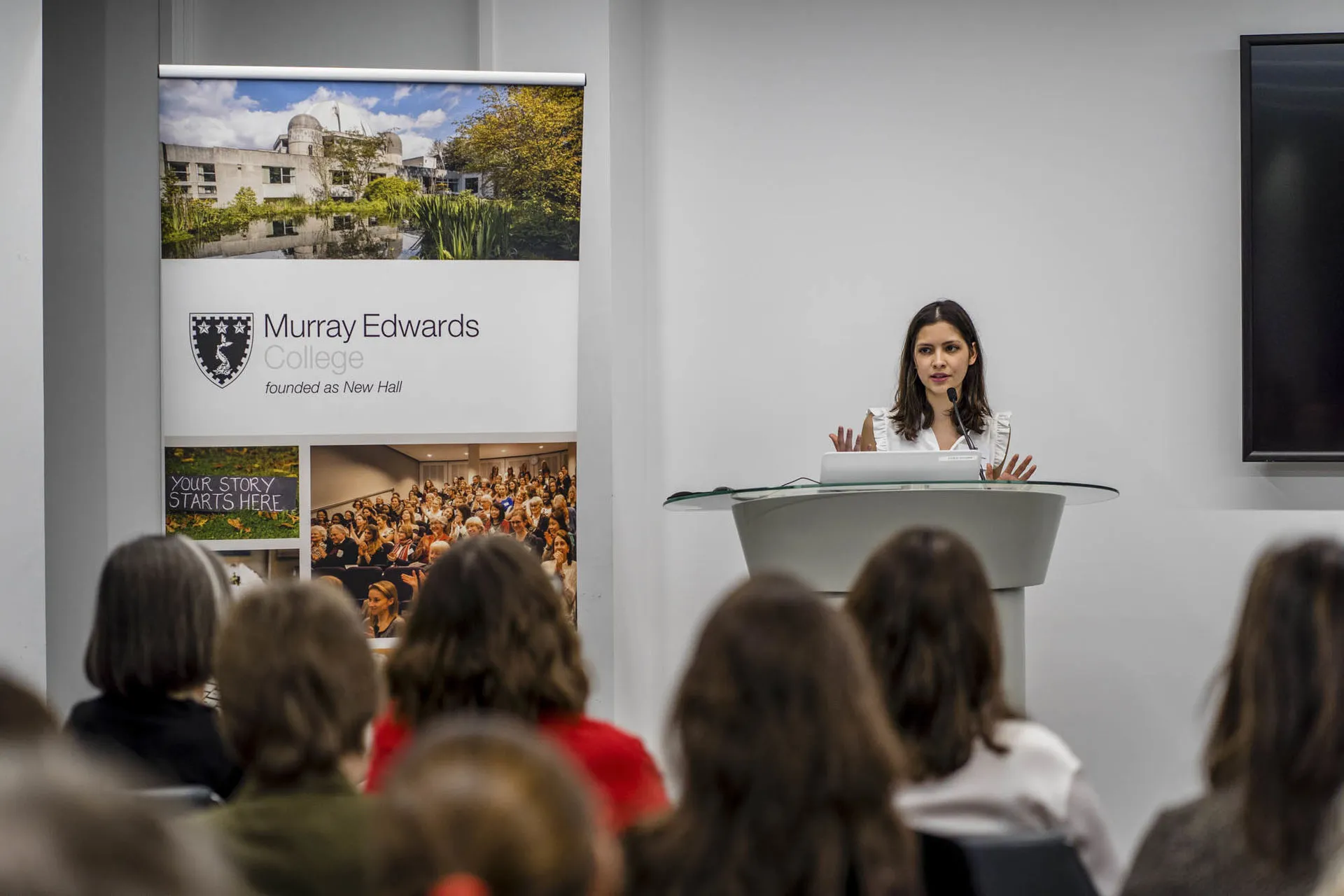 Claudia Diezmatínez en un panel sobre cambio climático para el international Women´s Day en Londres.