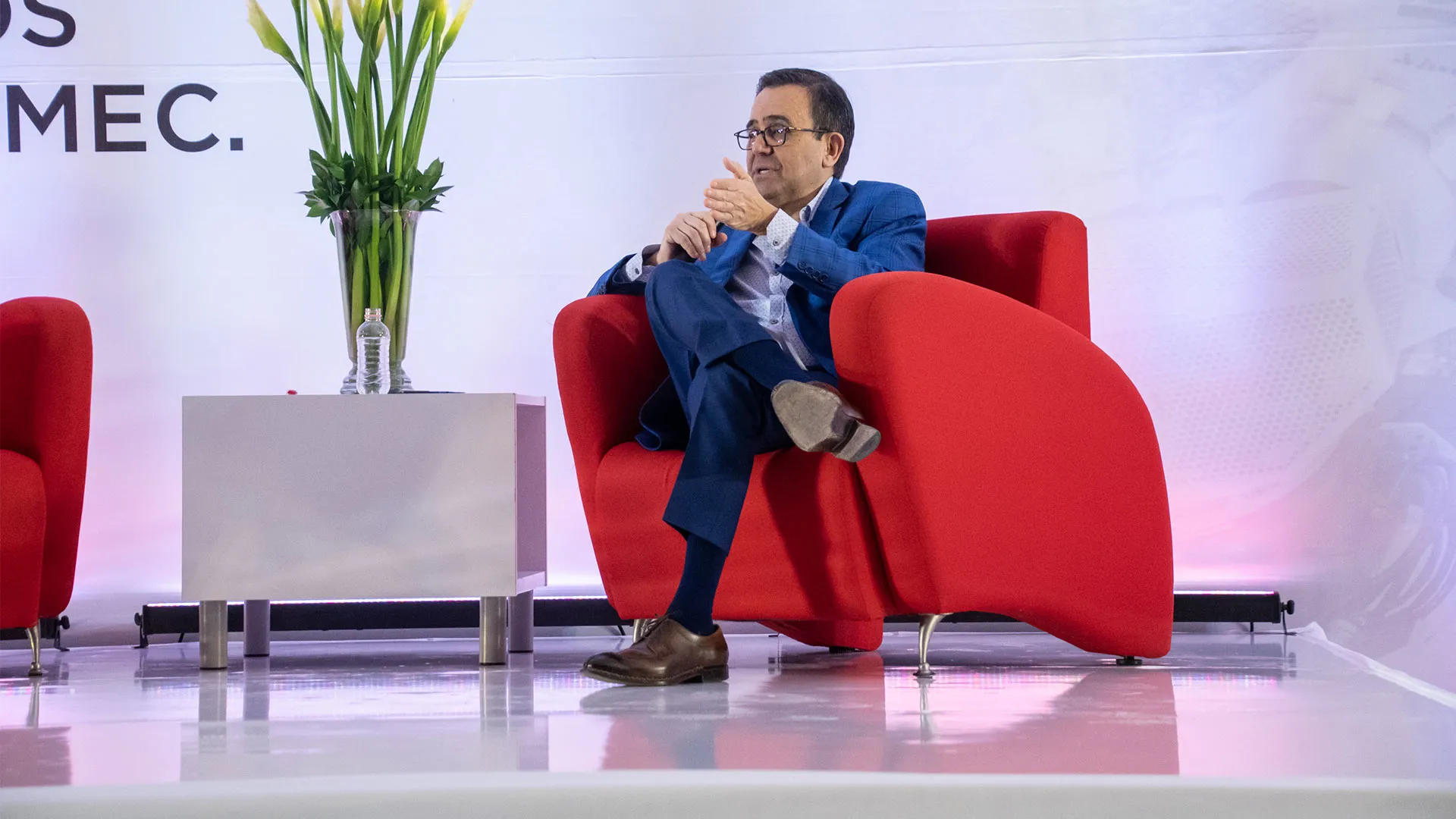 Ildefonso respondiendo a los alumnos.