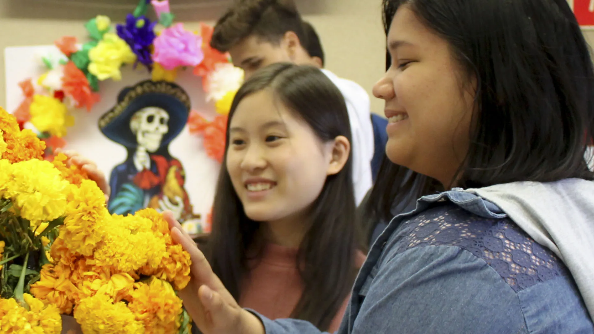 Intercambistas festejan día de muertos