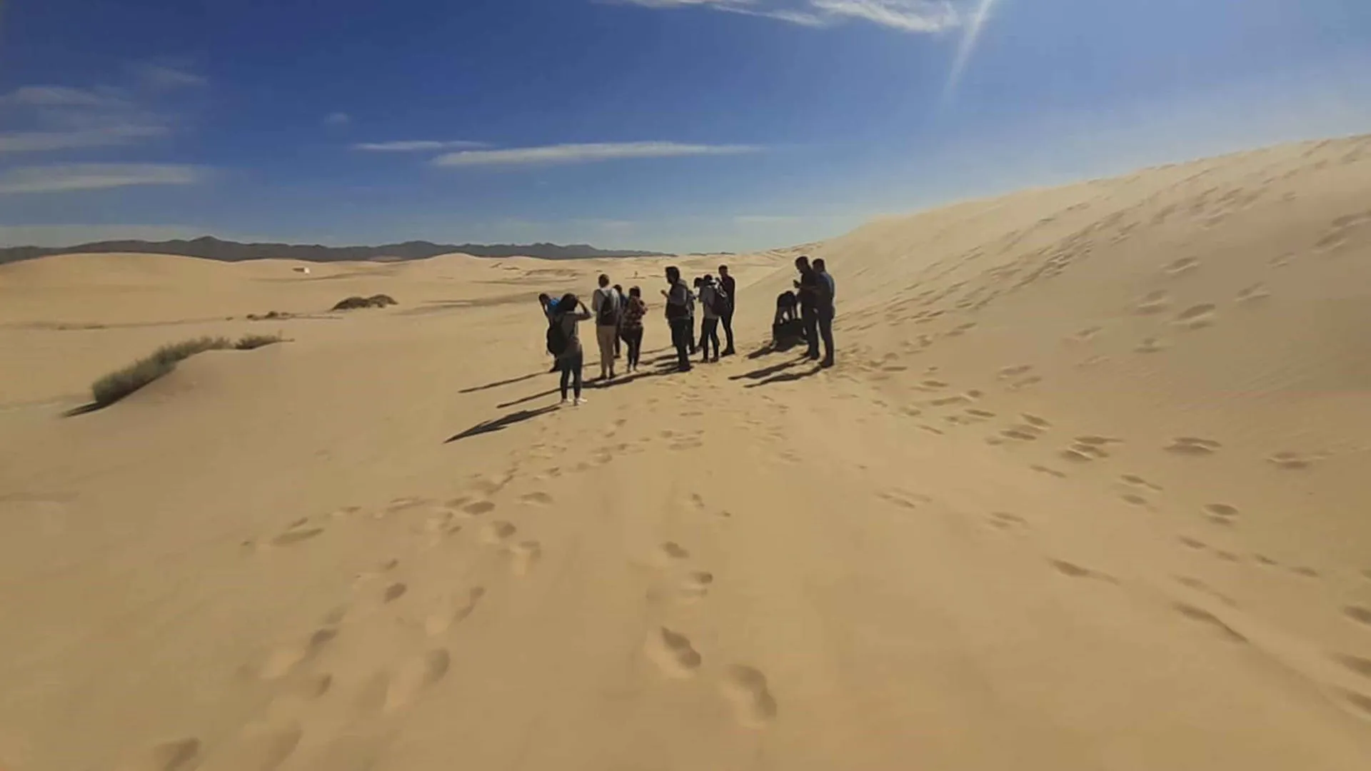 Alumnos en Dunas de Samalayuca en la actividad Living in the US Border