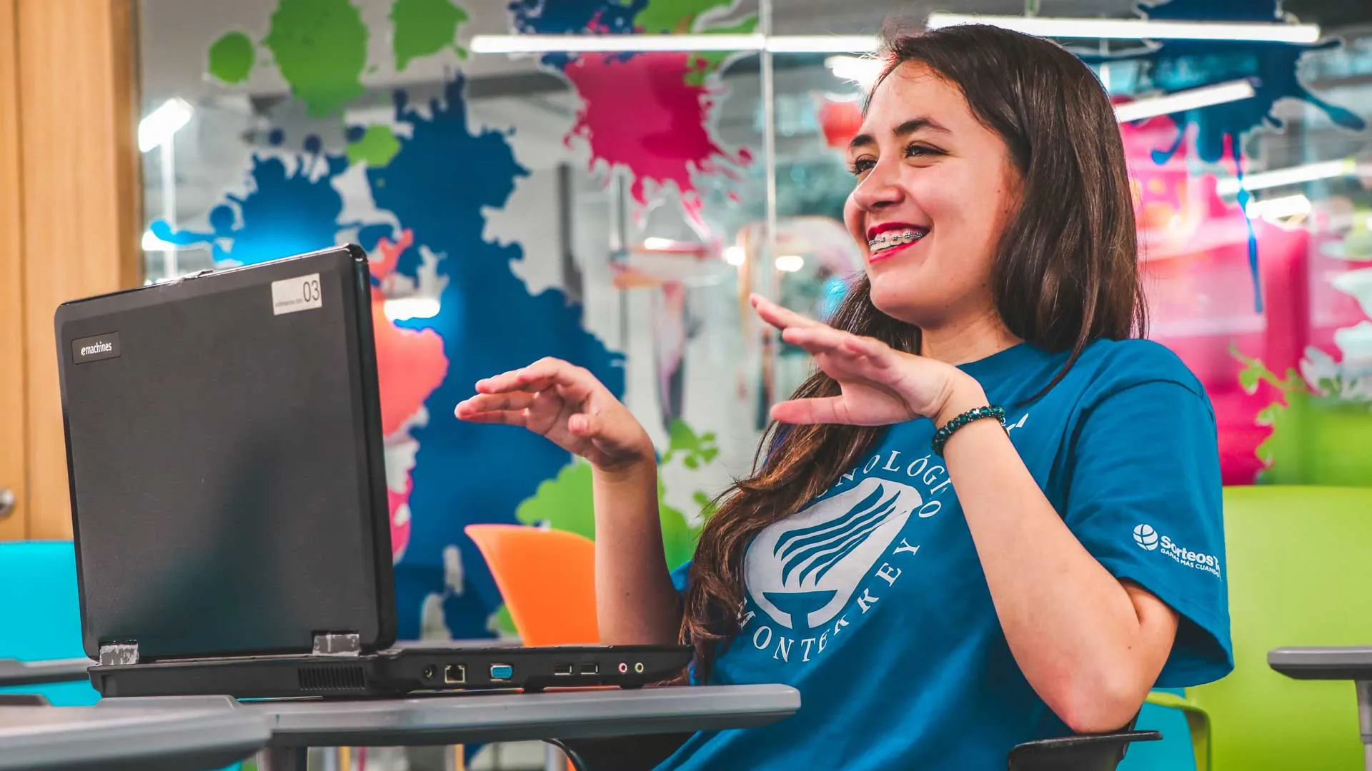 La joven de 17 años que busca inspirar al mundo con la ciencia