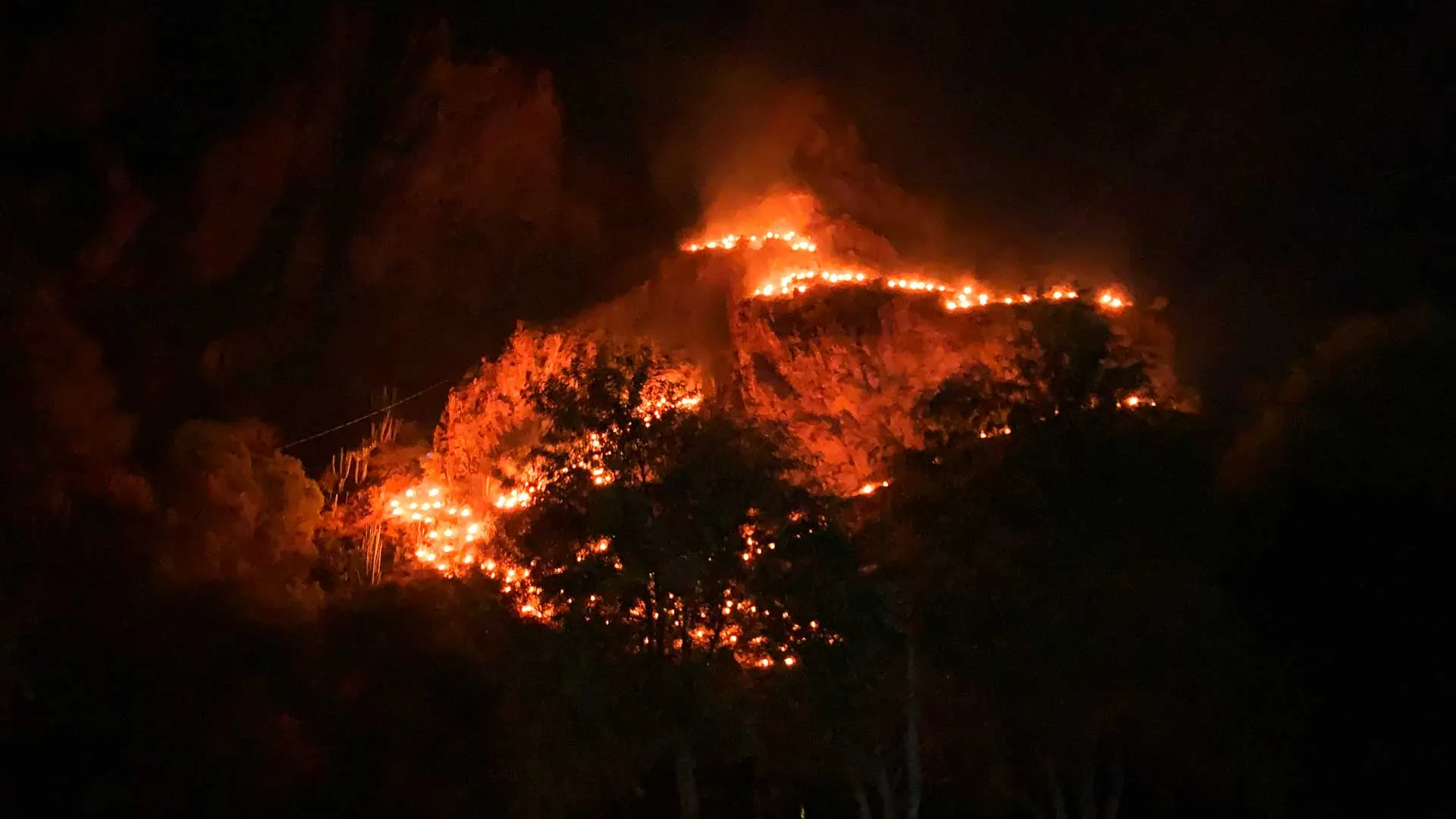 Tributo a los migrantes fallecidos de la comunidad con antorchas encendidas (tradición hñahñu)