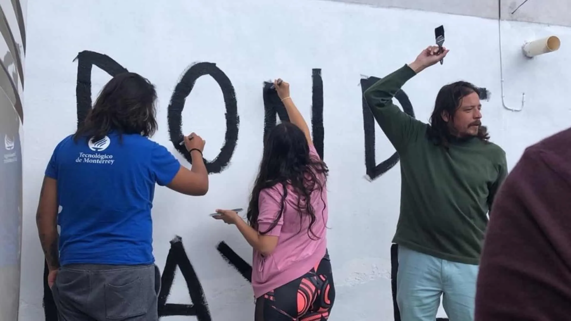 Pintan poemas y frases en las calles