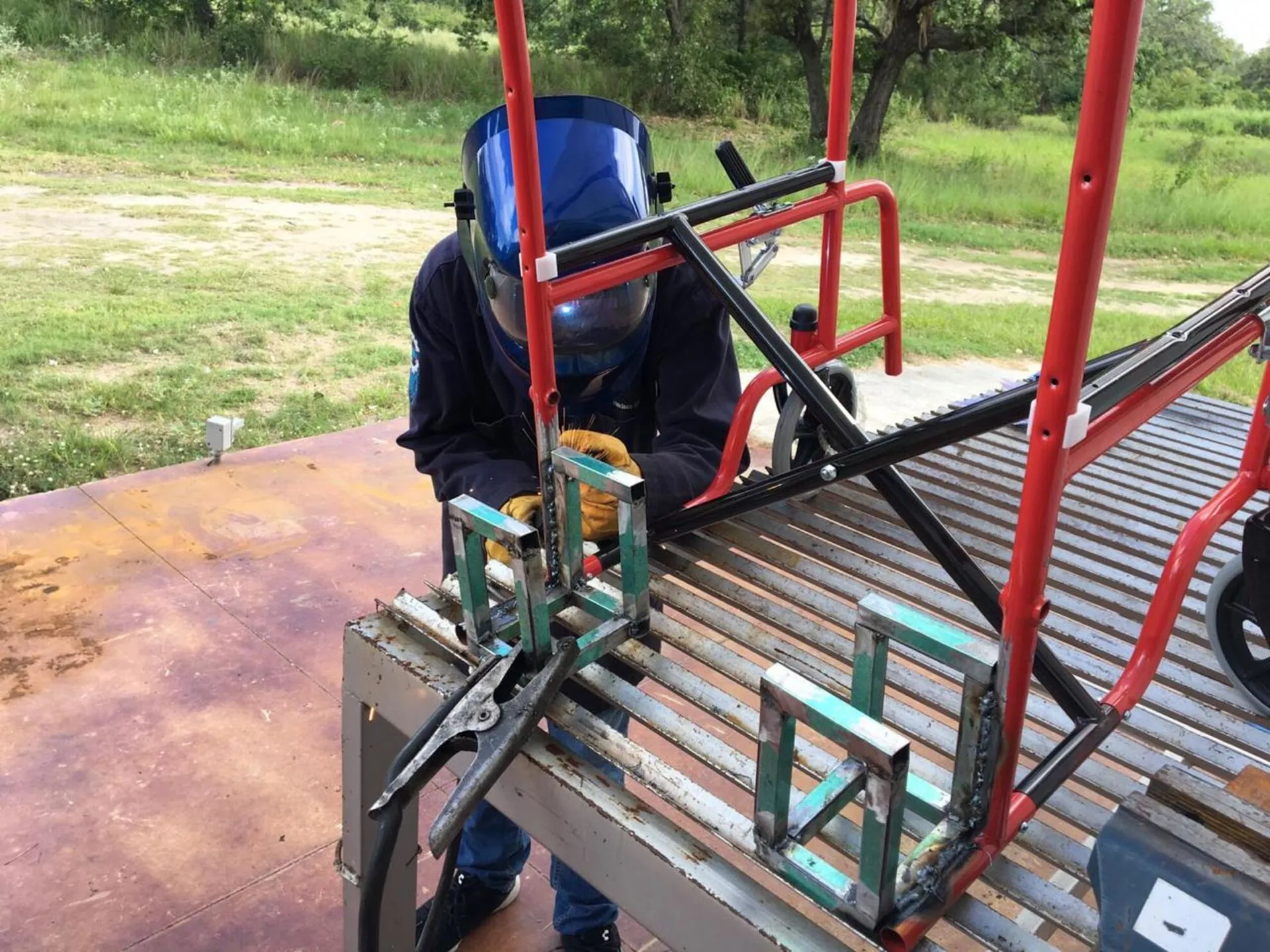 Alexis Avilés construyendo una silla eléctrico