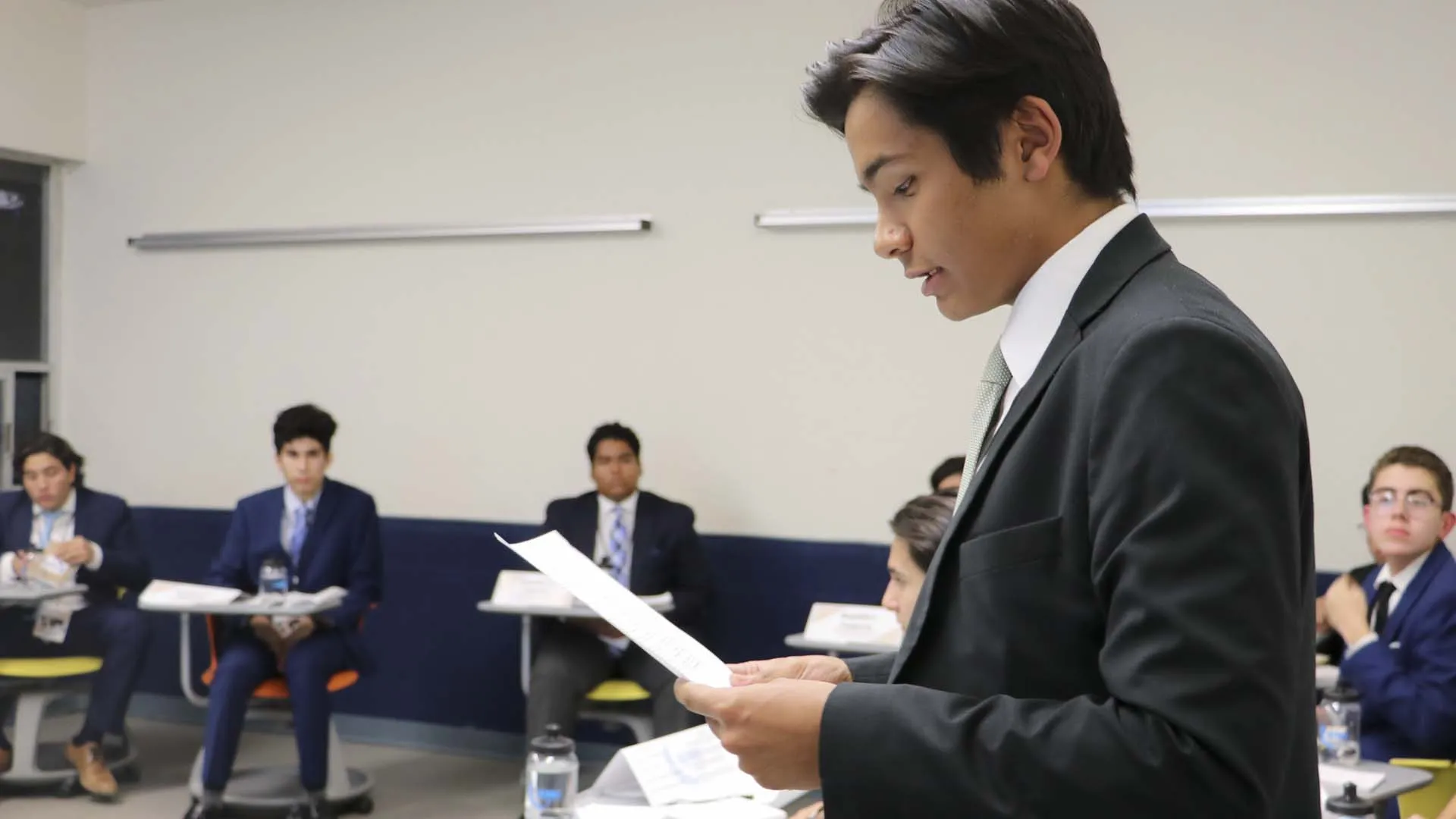 Alumno leyendo hoja de posición