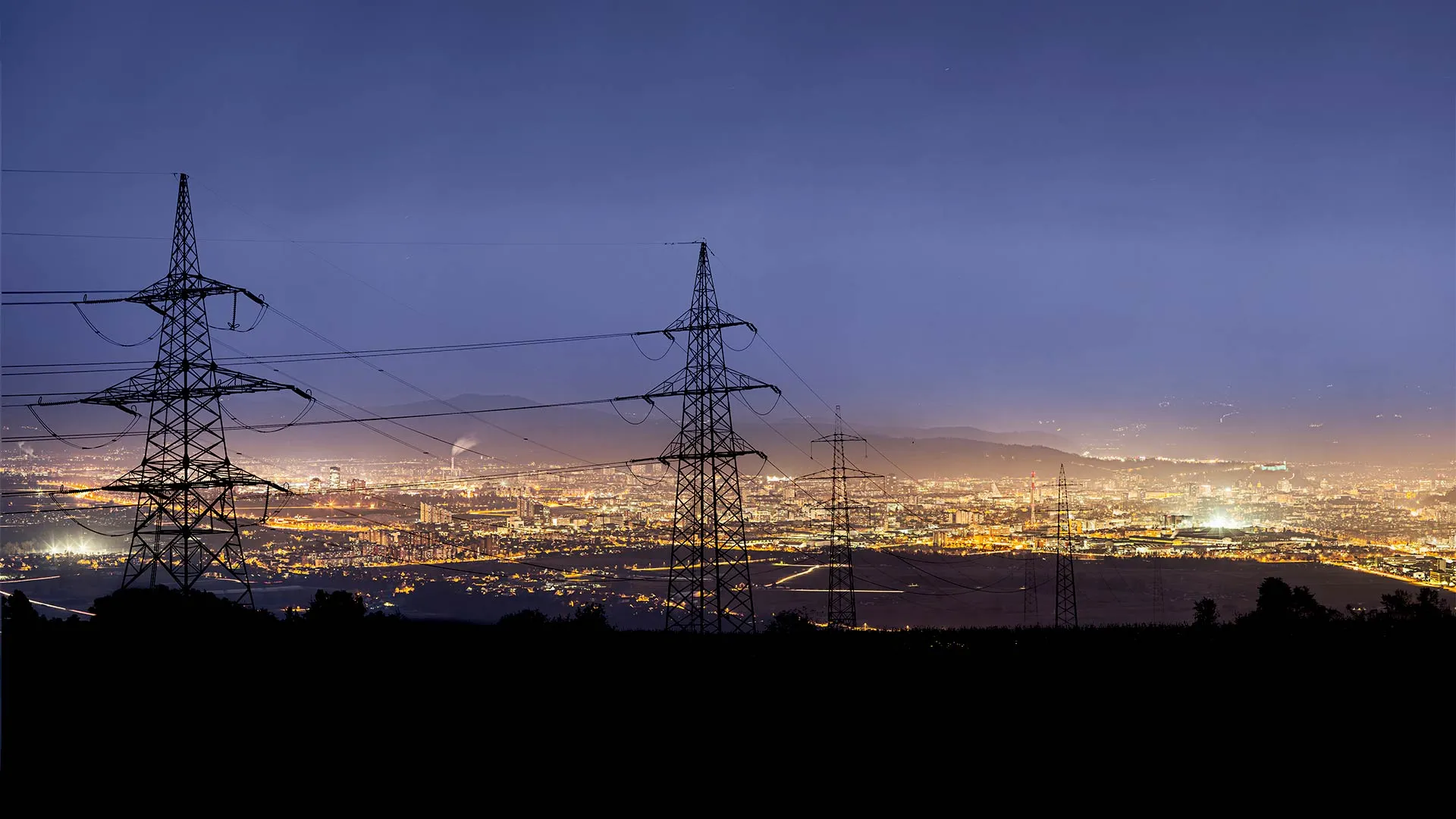 Alumnos presentan artículo científico de pronósticos de consumo de energía en Japón