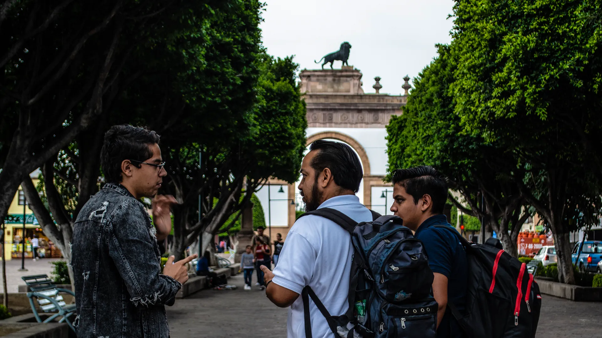 Alumno de arquitectura dando asesoría a ciudadano leonés 