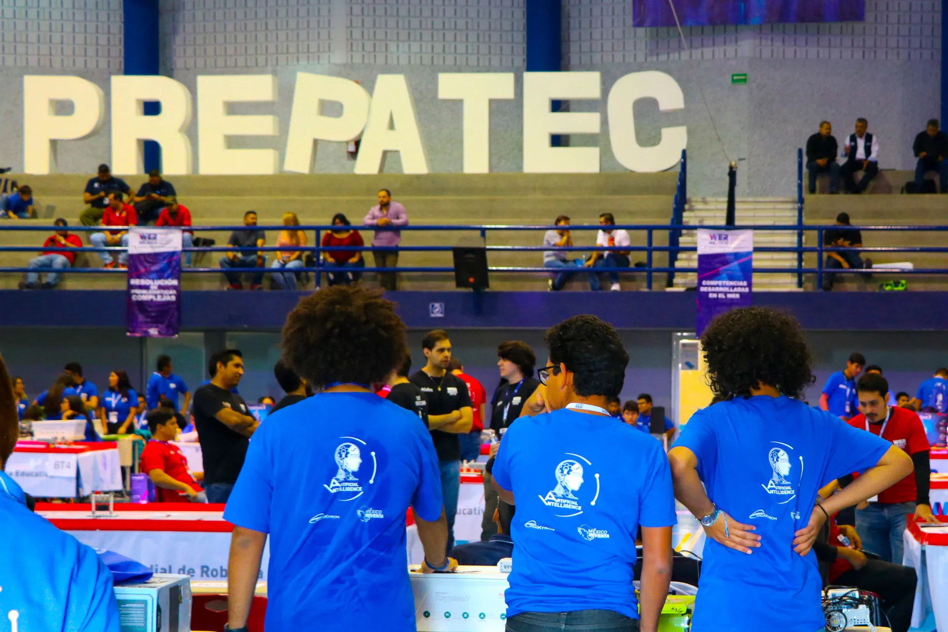 Logo de PREPATEC de fondo, sobre el area donde se encuentran los espectadores.