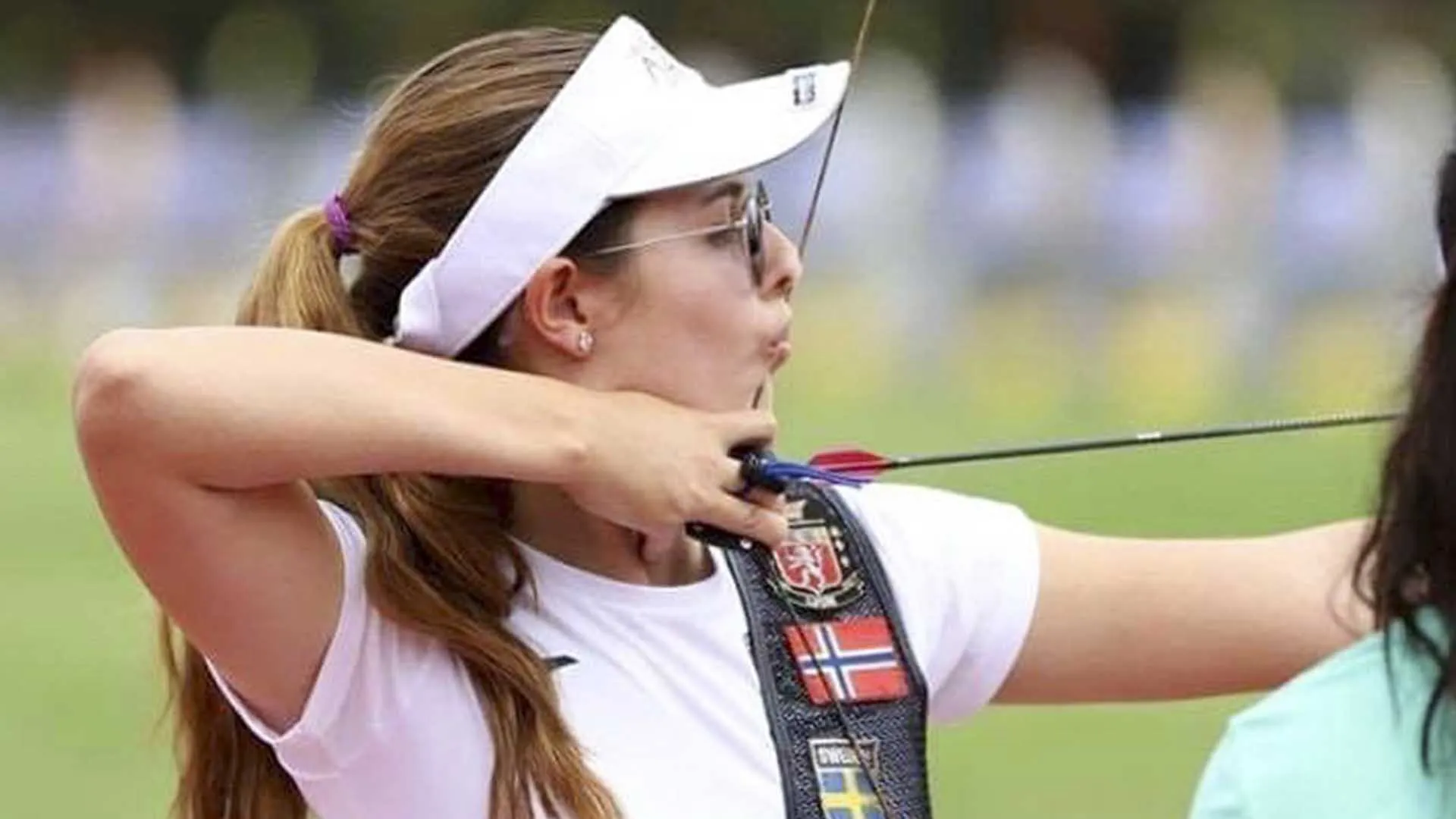 Ileana a punto de tirar a la diana. 