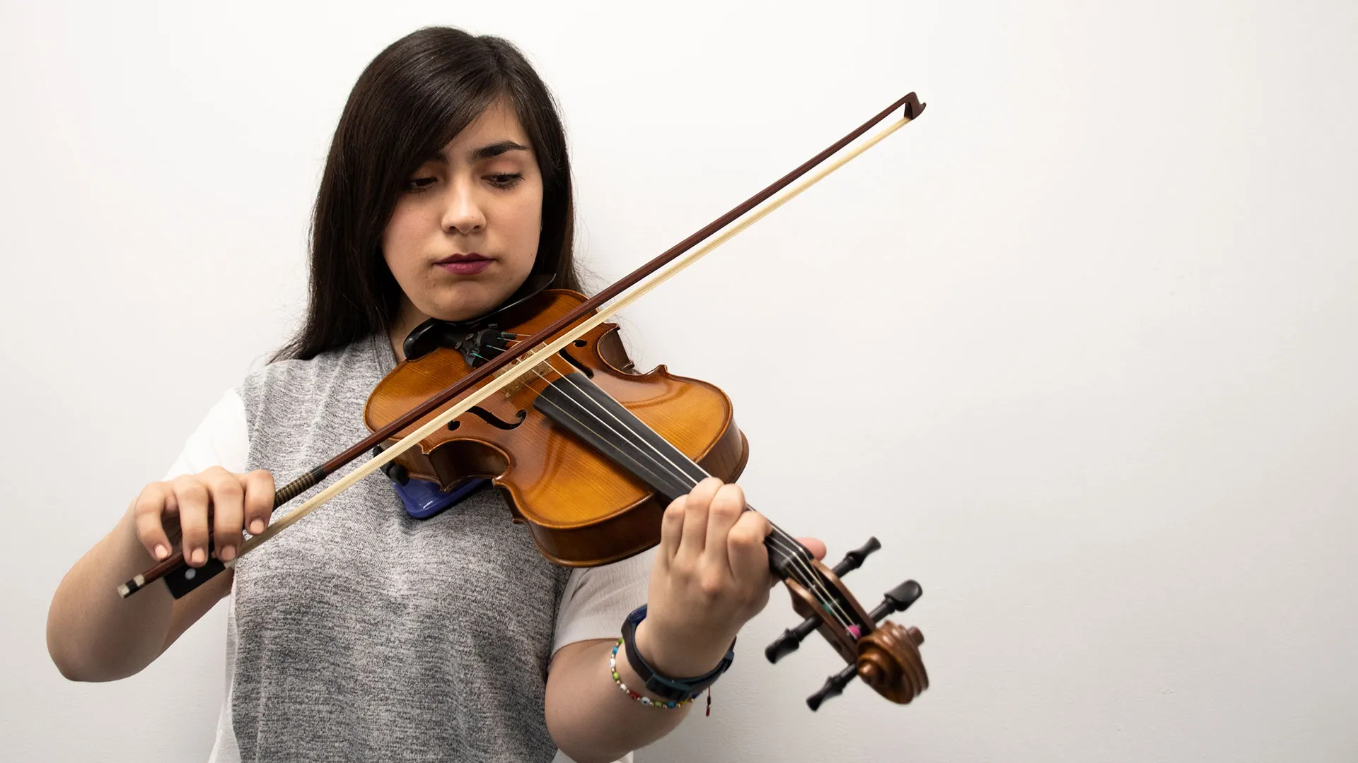 Marcela con su violín de madera