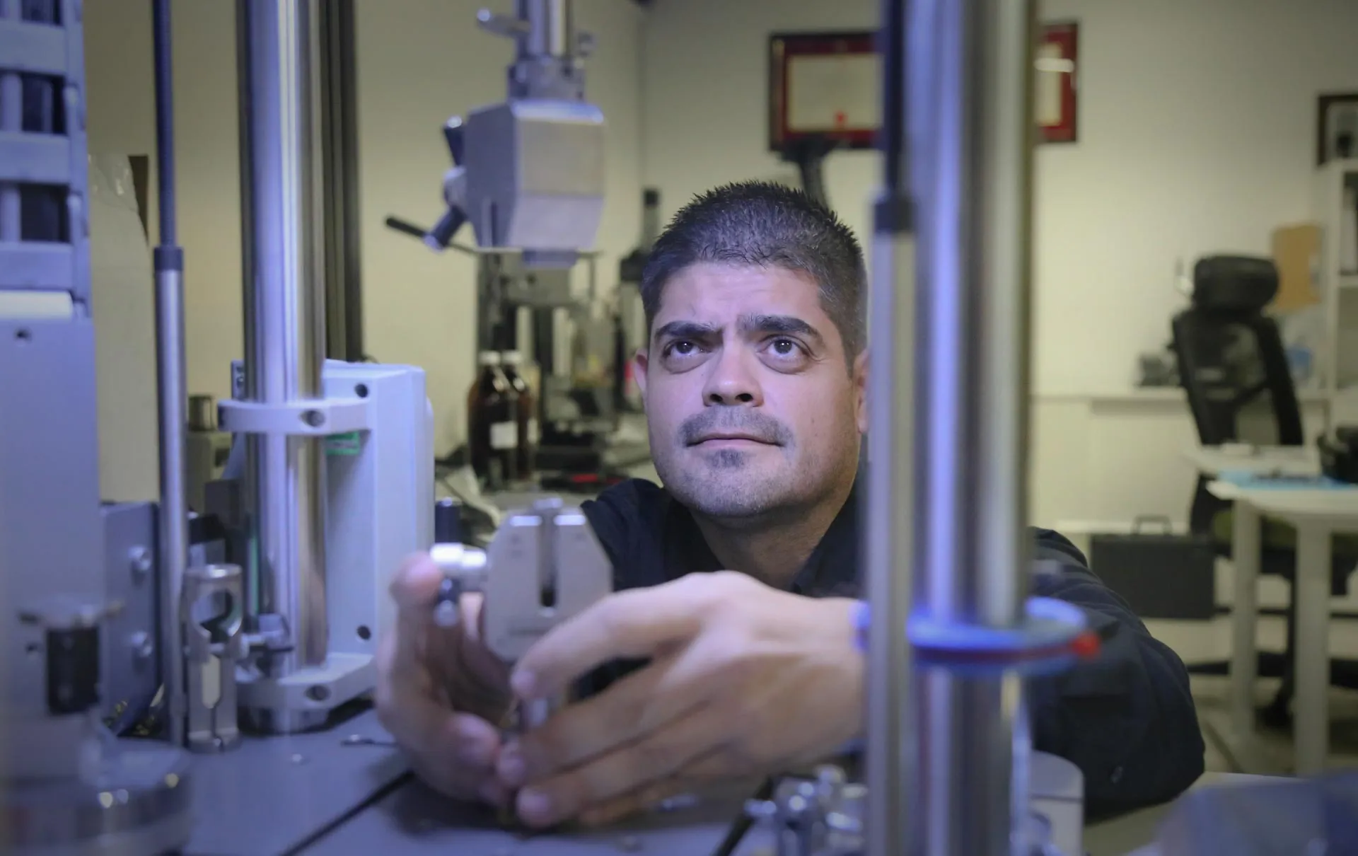 Ingeniero de la NASA invita a jóvenes a pensar “fuera de la línea”
