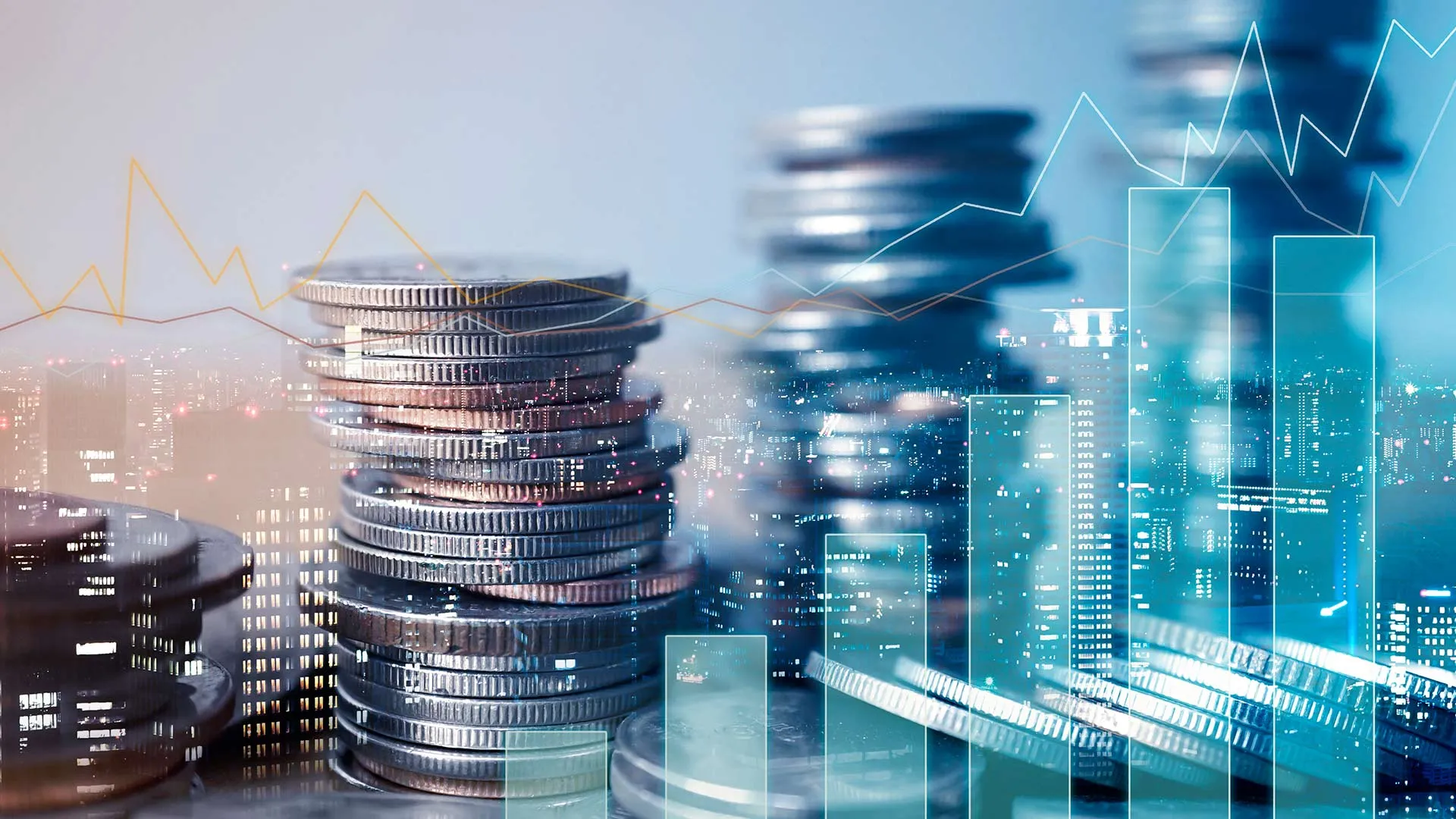 Imagen de monedas apiladas yuxtapuesta con imagen de gráficos financieros