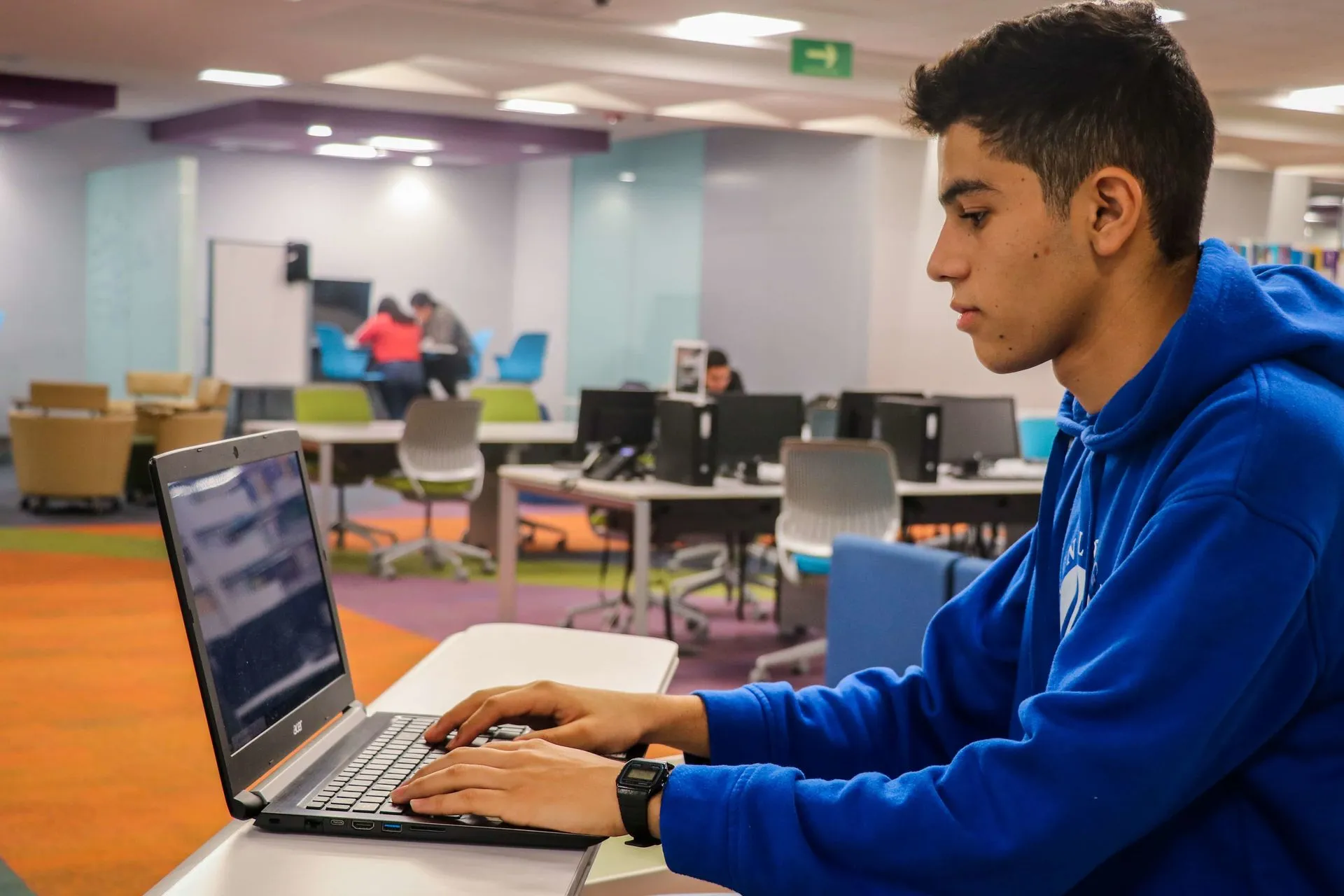 Edwin hernández alumno del Tec Campus Tampico trabajando en su aplicación