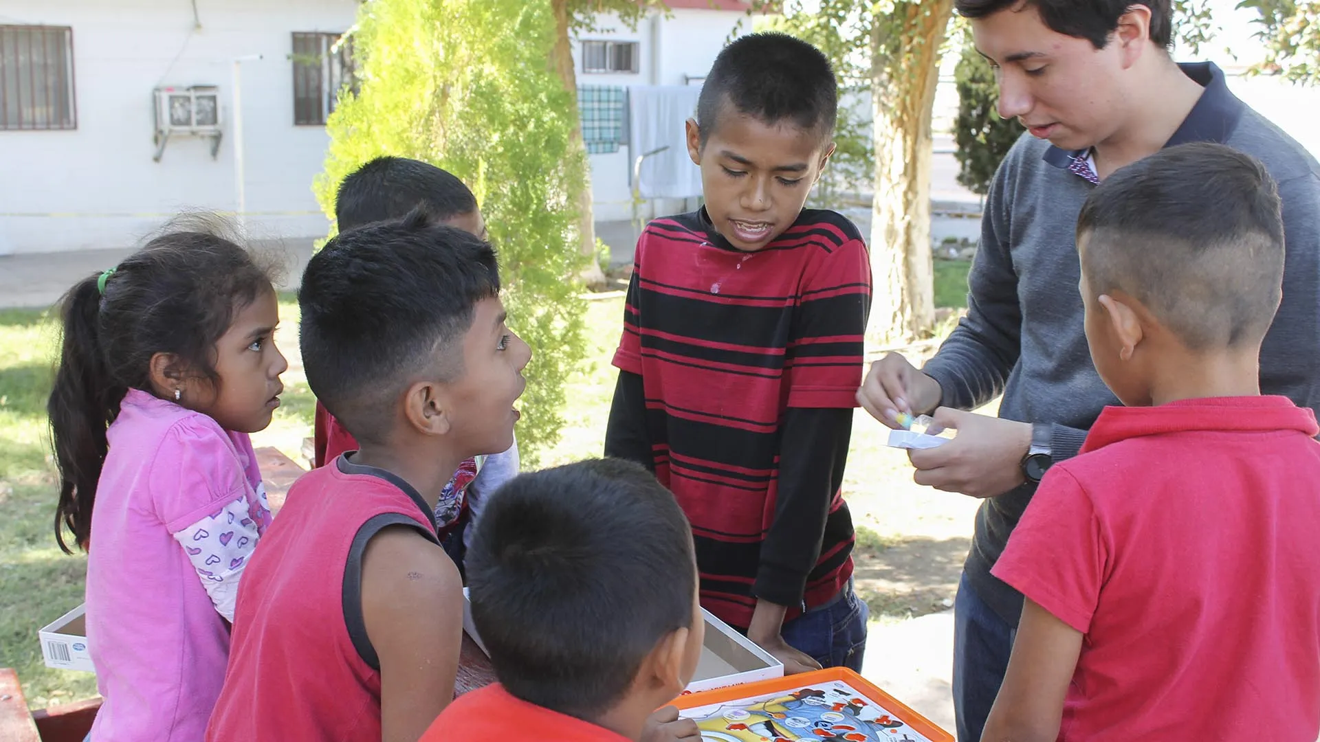 alumnos y niños en la Casa del Migrante