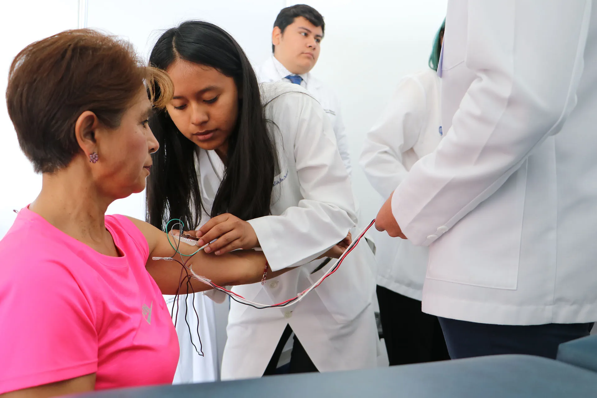 Estudiante de Medicina brindando atención médica