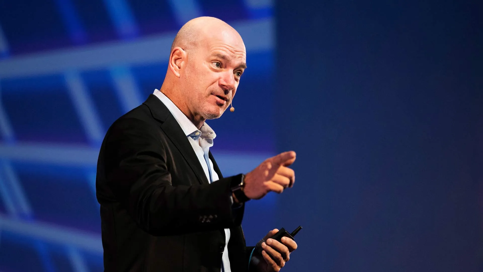 La tecnología cierra brecha social, pero abre una ambiental: McAfee