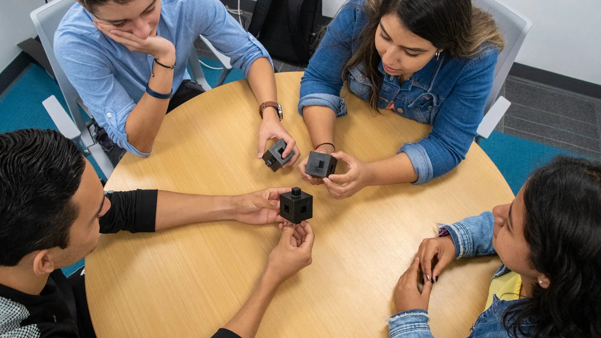 Estudiantes observando su proyecto
