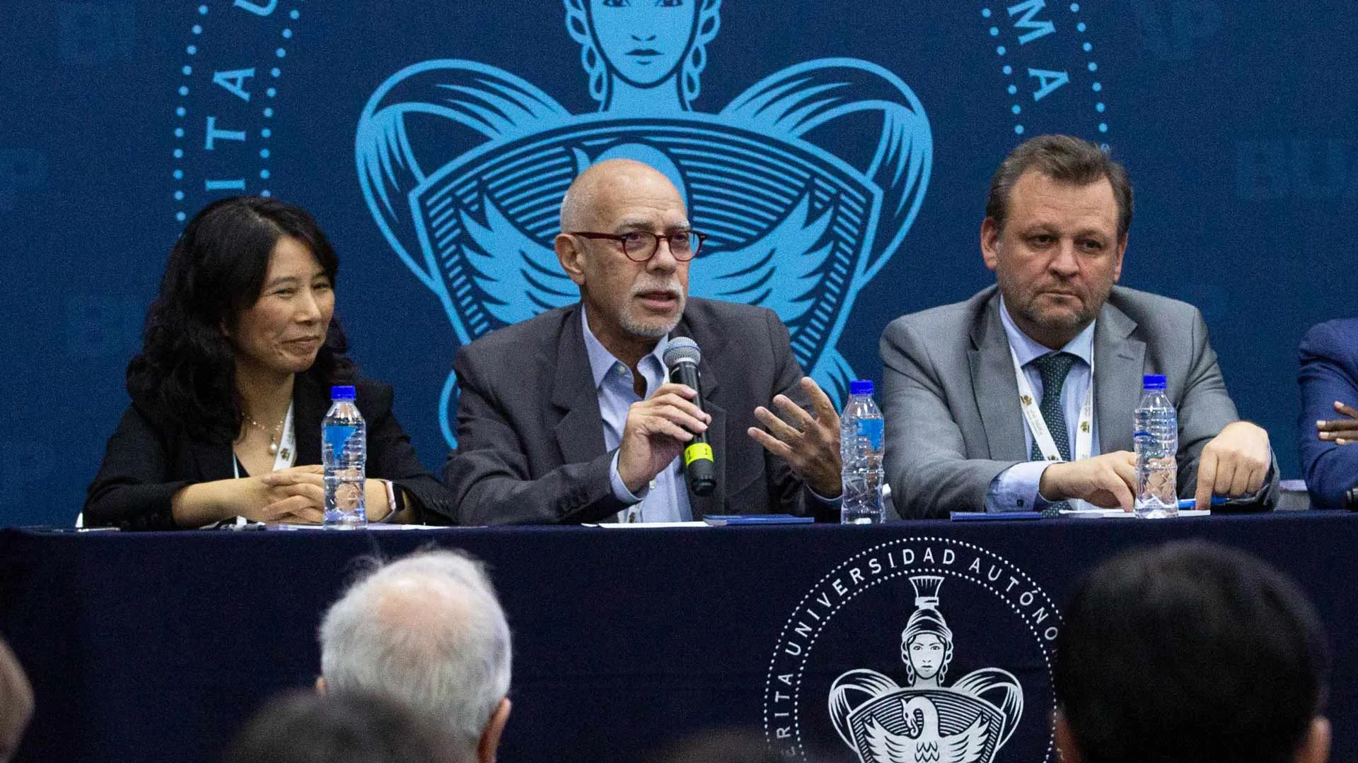 Exponen Modelo Tec21 ante universidades del mundo