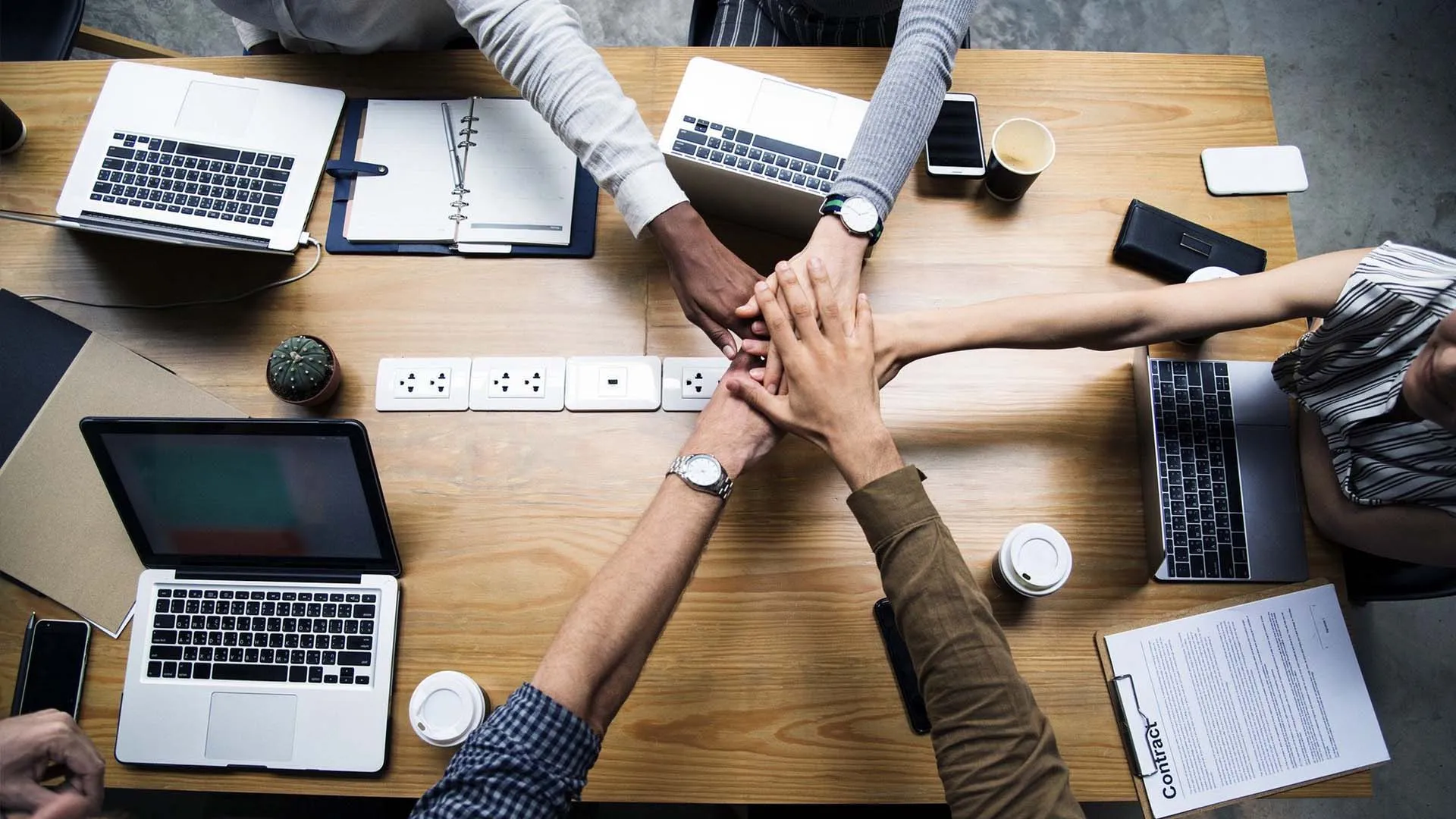 Grupo de trabajo en mesa