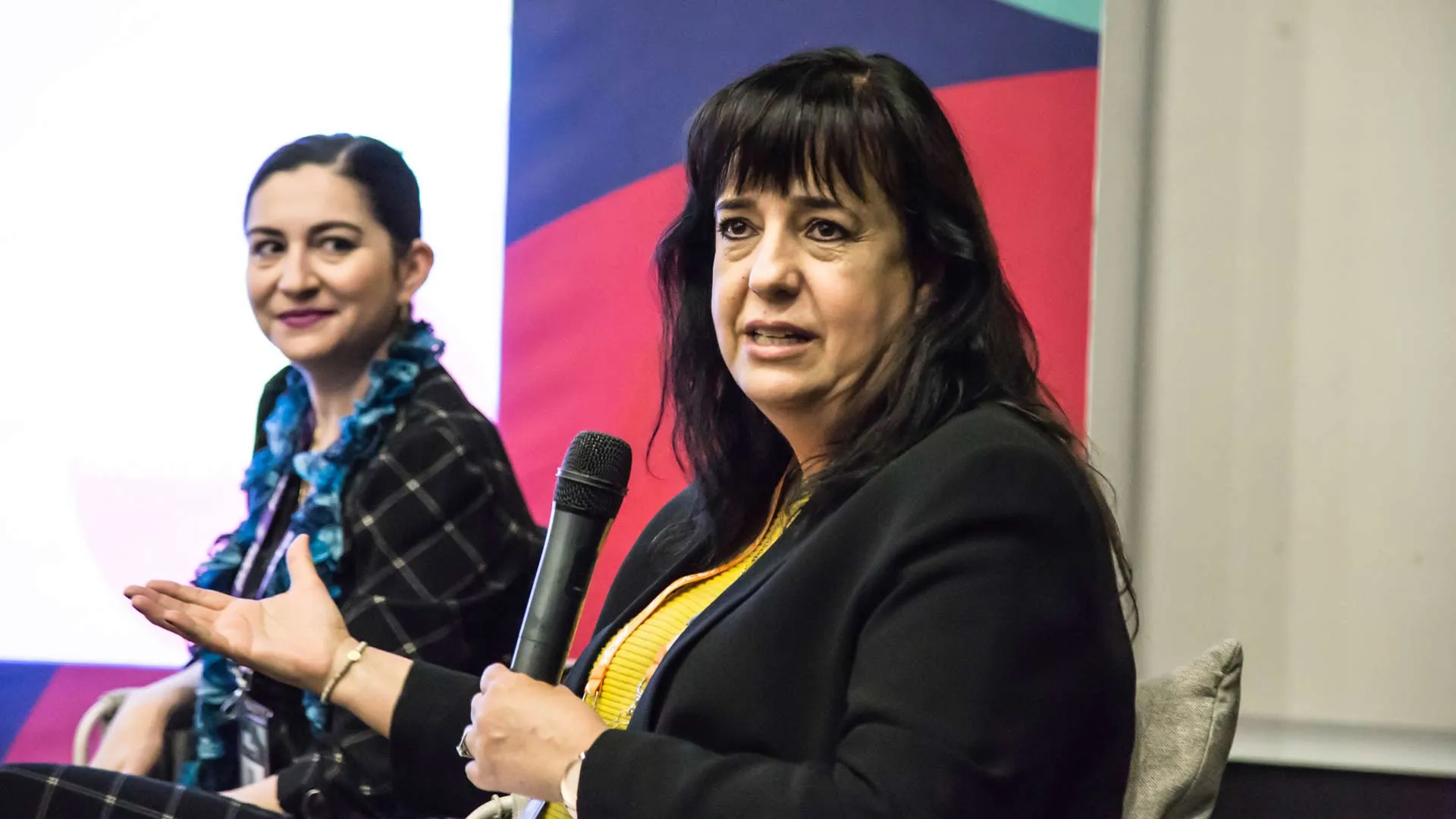 Impulsan expertas a mujeres a escalar en puestos directivos