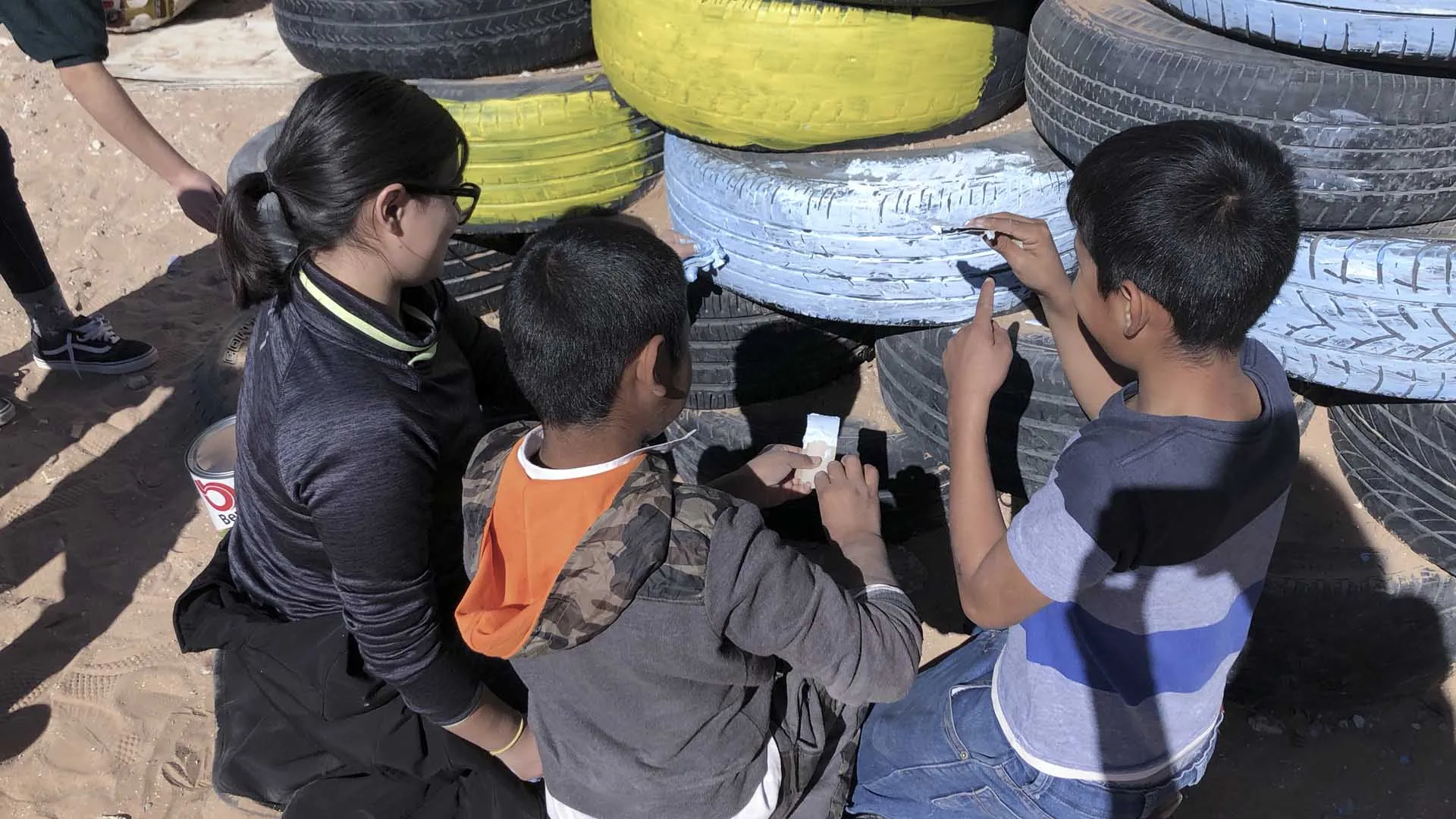 Niños apoyando proyecto soicial