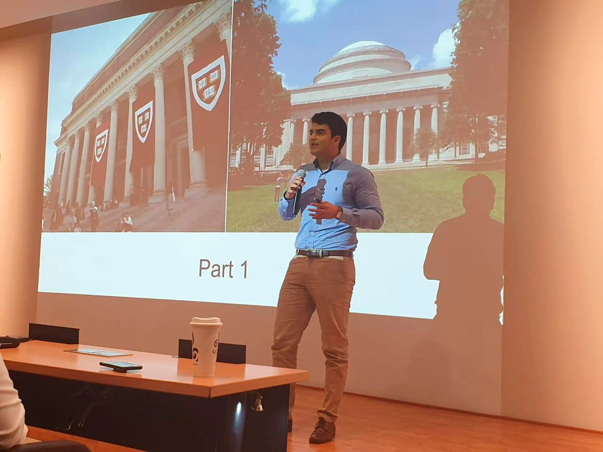 Pedro Verdugo exponiendo en Boston