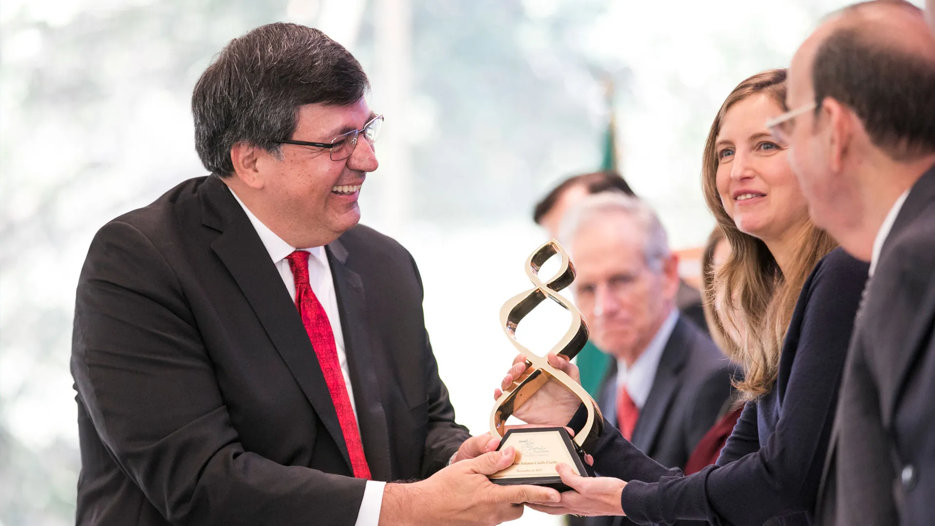 El doctor Carlos Coello resultó ganador de la categoría Científico y Tecnológico al Sentido Humano