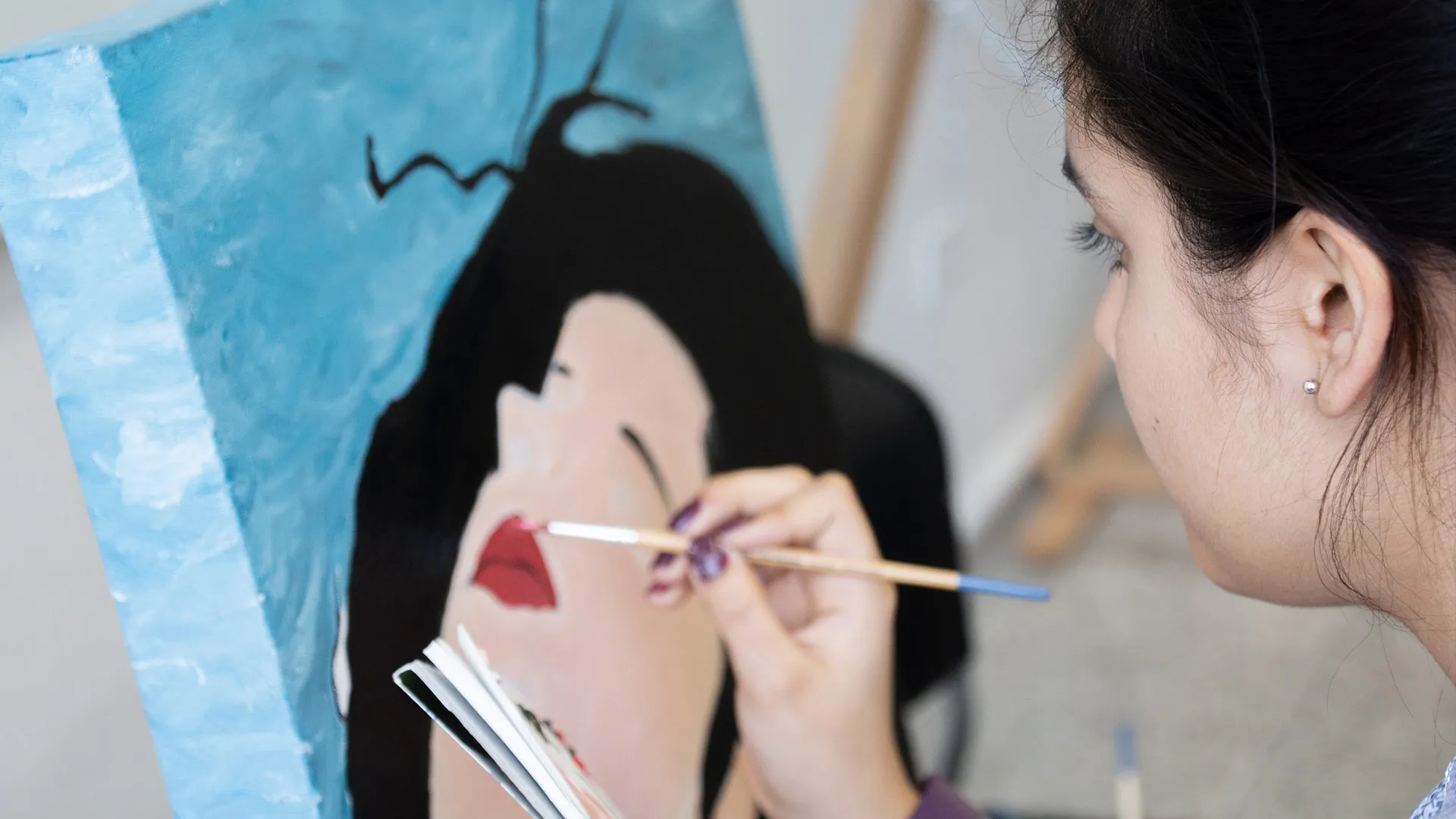 Joven trabajando en una pintura 