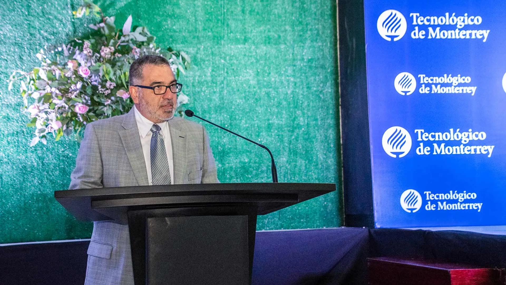 Director Gilberto hablando en conferencia.