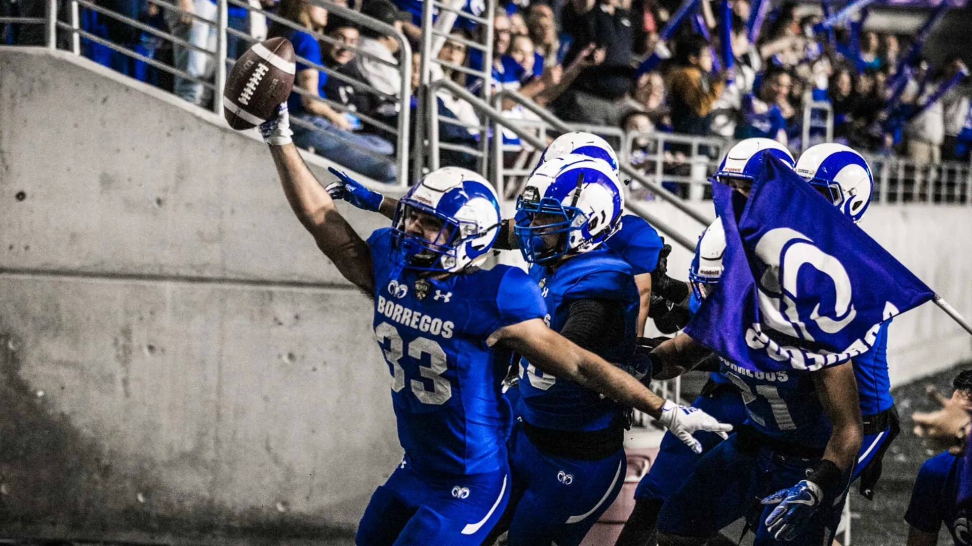 Alumnos del Tec de Monterrey festejan un triunfo deportivo