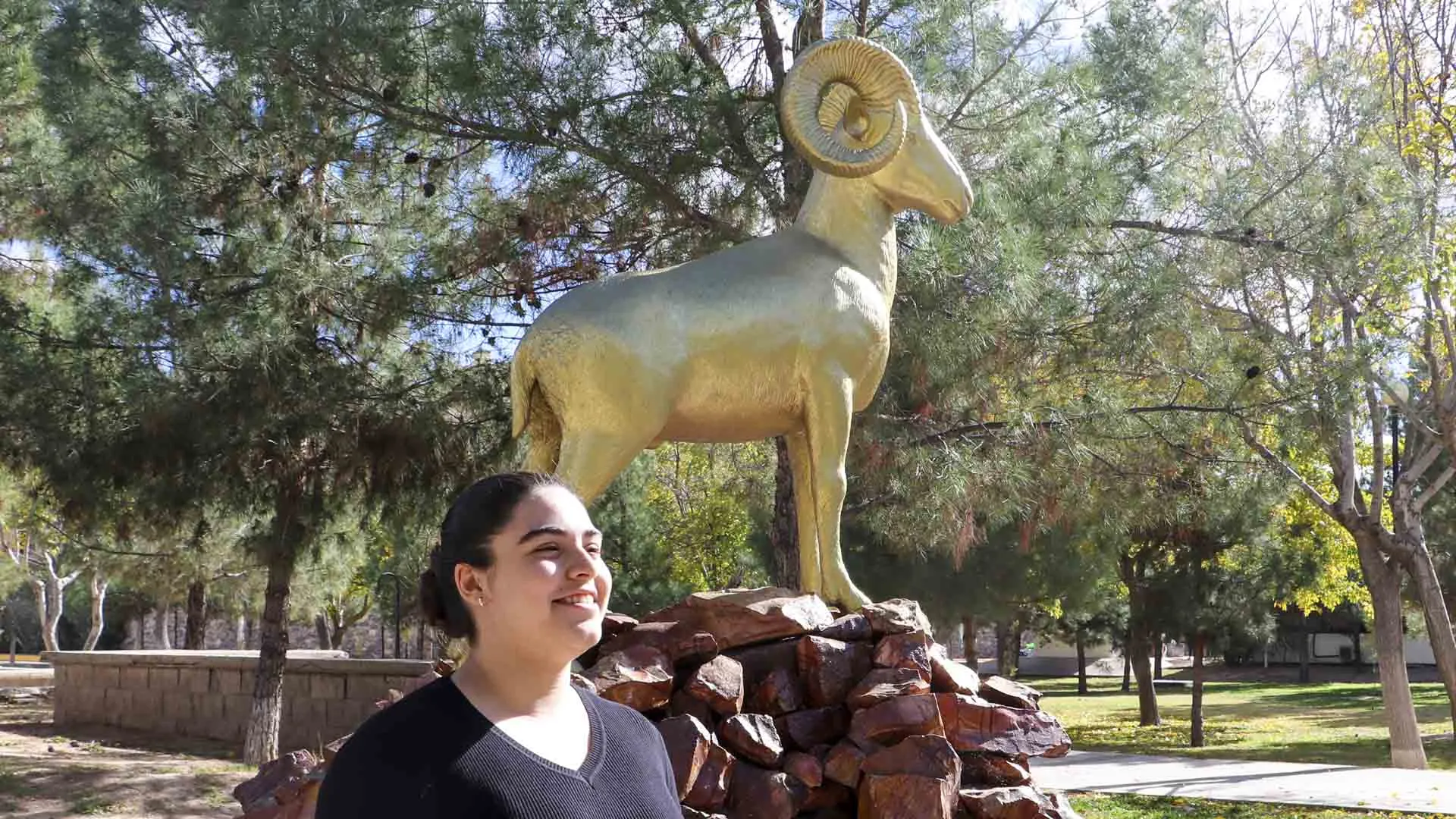 Katia García posando frente al Borrego