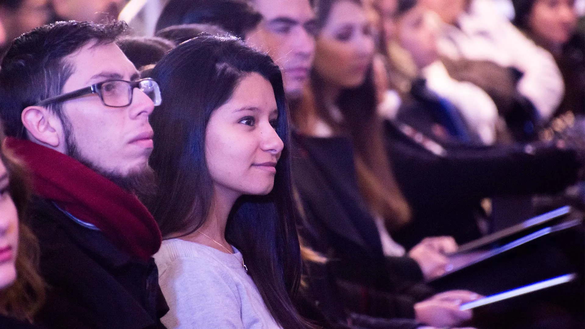 Diana Infante sentada en ceremonia de beca