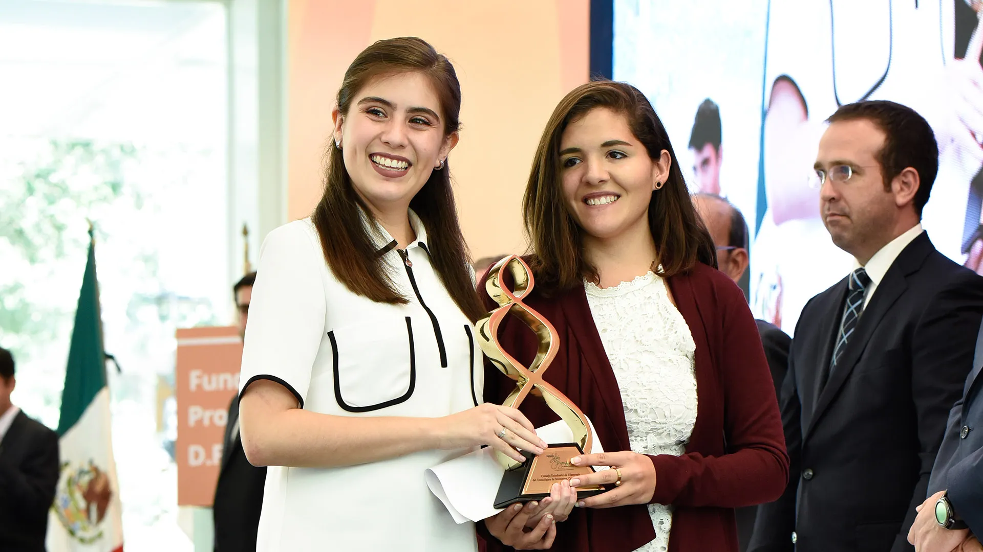 Alumnas de Querétaro reciben Premio Luis Elizondo por su filantropía