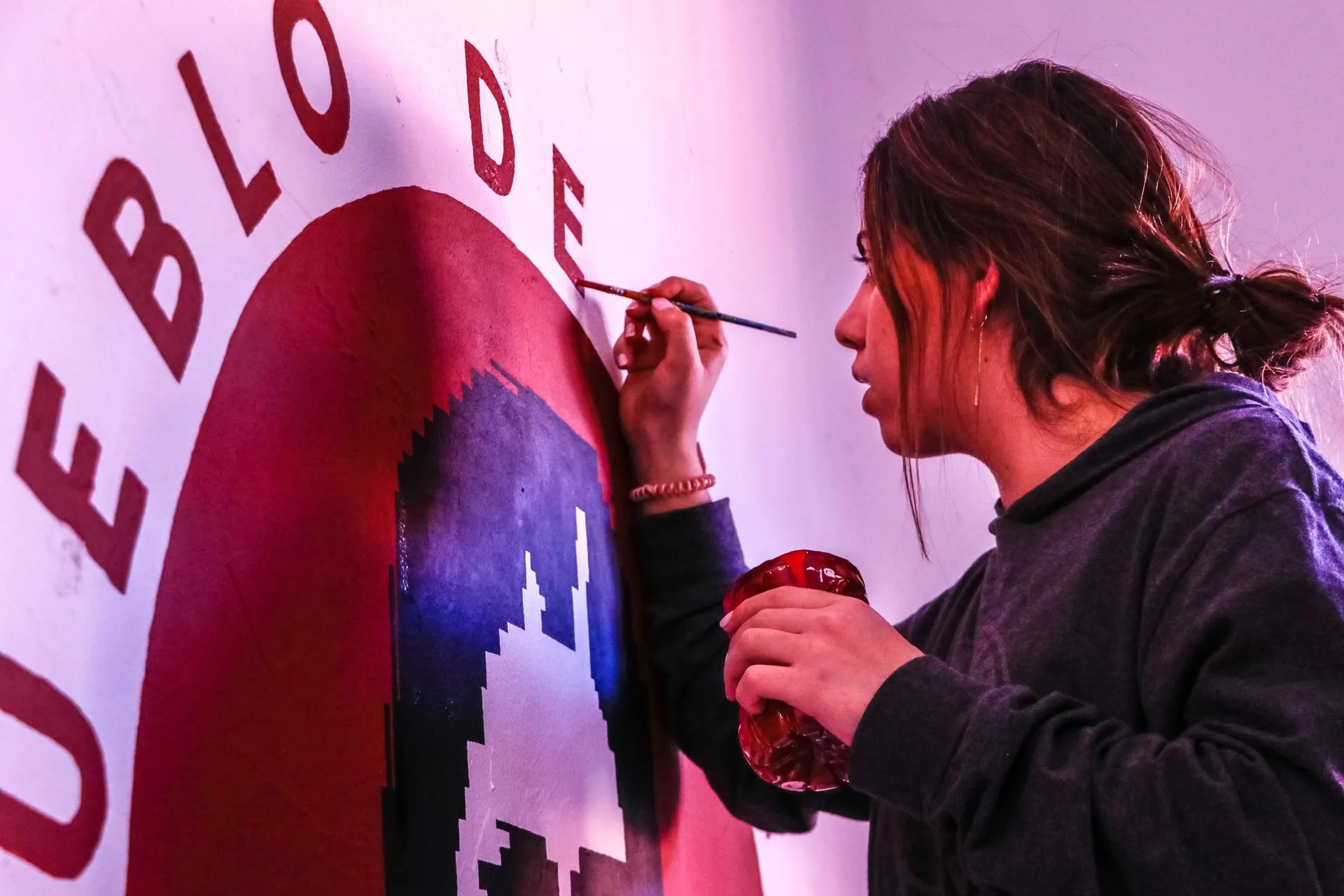 Alumna del Tec, realizando murales en Jalpa de Cánovas