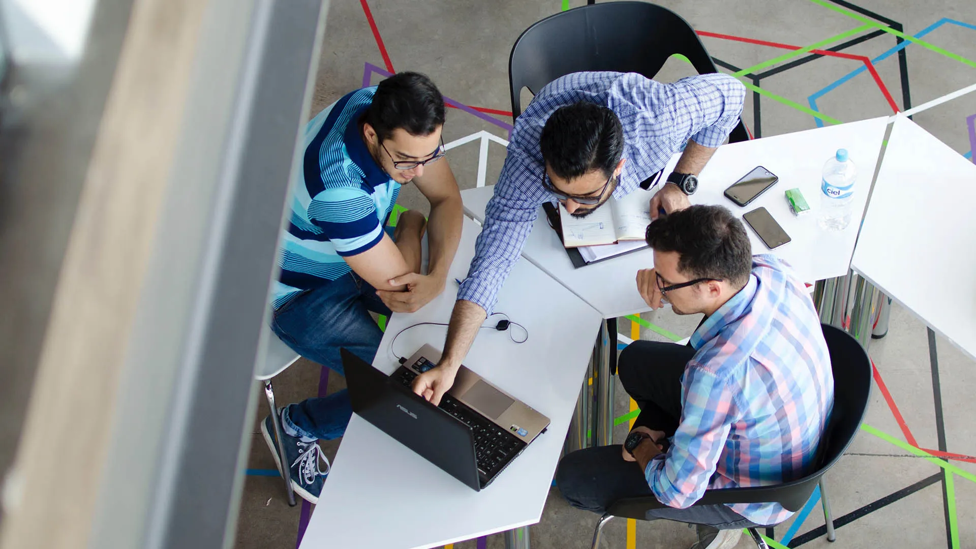 Alumnos estudiando en espacios abiertos