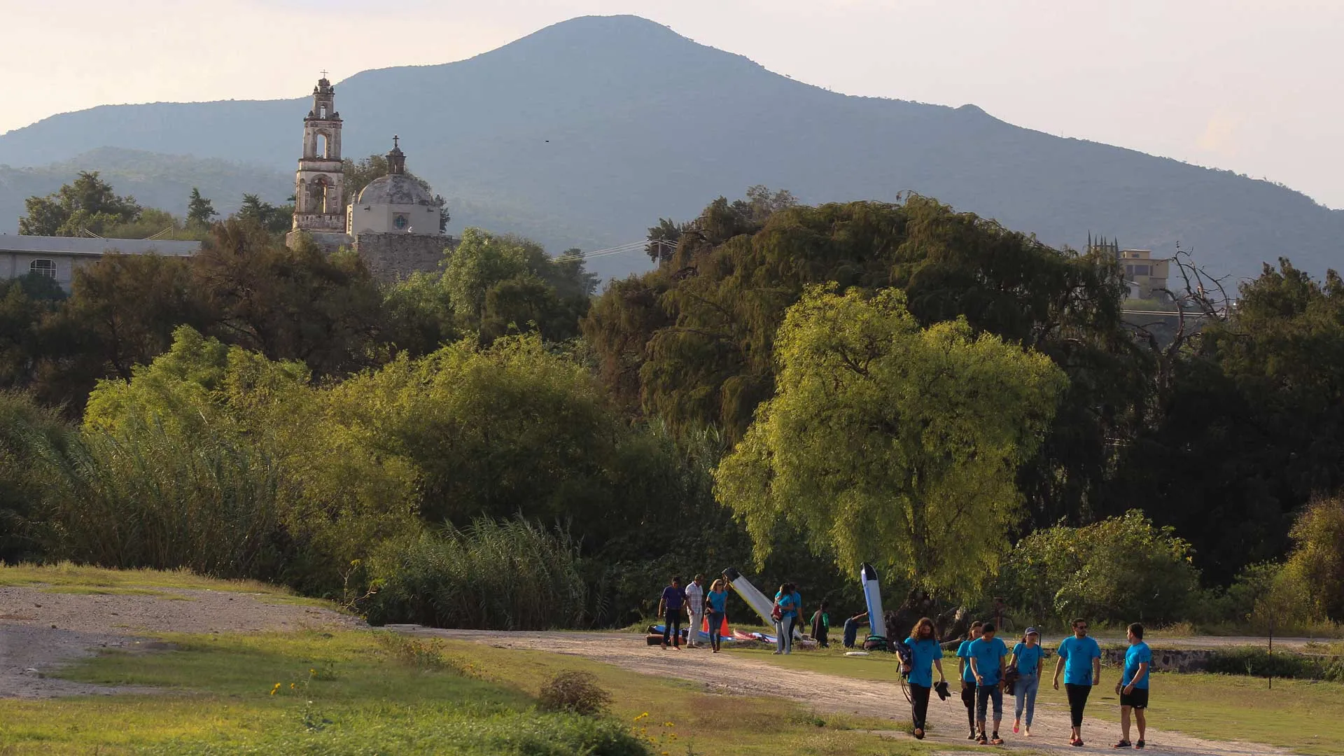 Alumnos del Tec en EcoAlberto realizando kayak